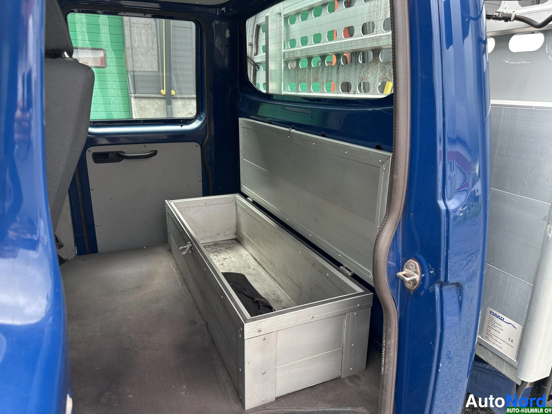 Sininen Volkswagen Transporter 2018, ohjaamo, kuva 22