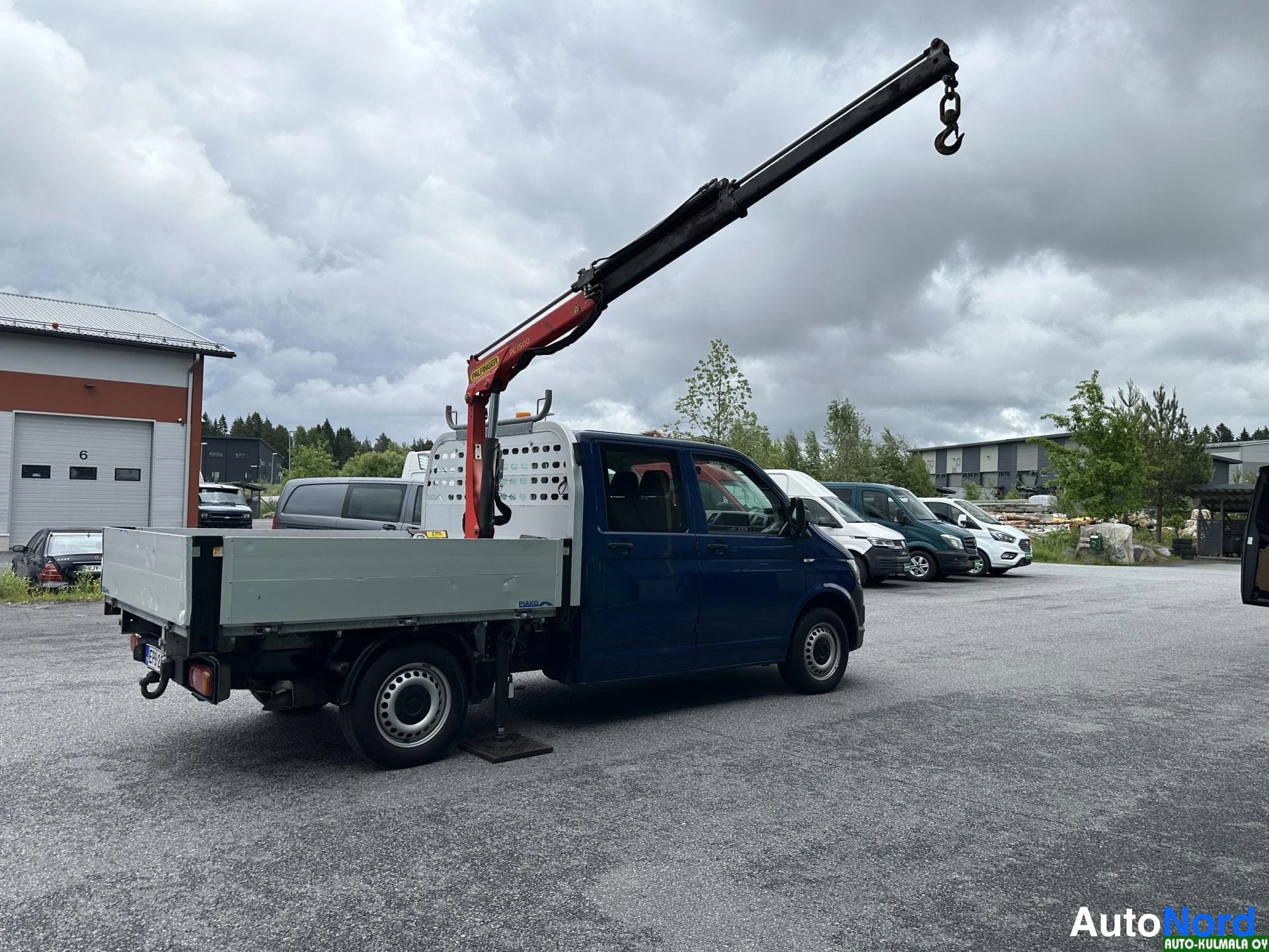 Sininen Volkswagen Transporter 2018, takaviisto, kuva 13