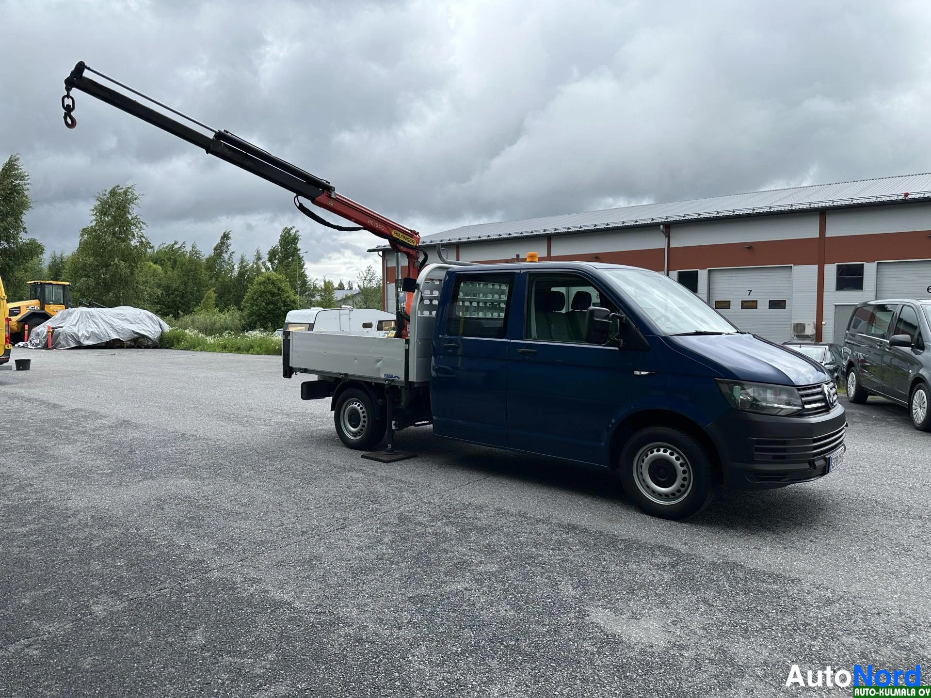 Sininen Volkswagen Transporter 2018, etuviisto, keula oikealle, kuva 5