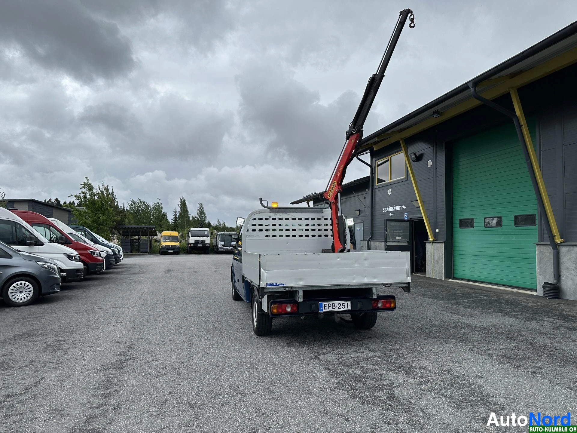 Sininen Volkswagen Transporter 2018, takaa, kuva 16