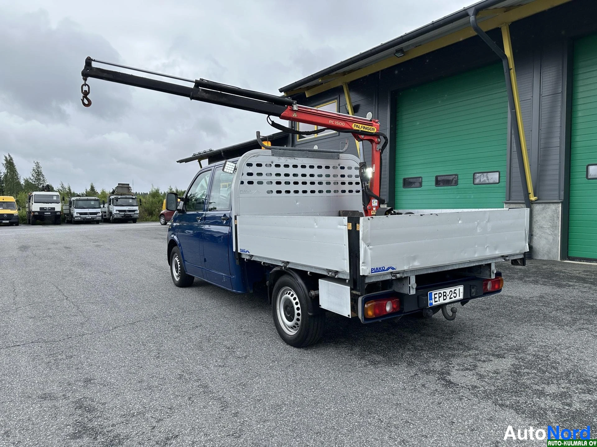 Sininen Volkswagen Transporter 2018, takaviisto, kuva 14