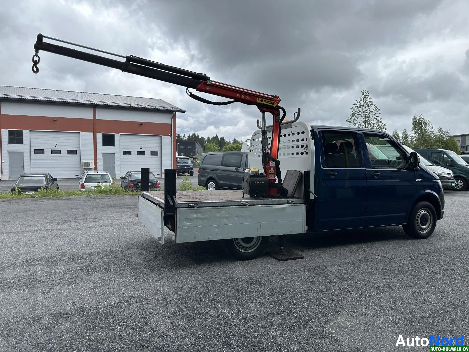 Sininen Volkswagen Transporter 2018, sivulta, kuva 8
