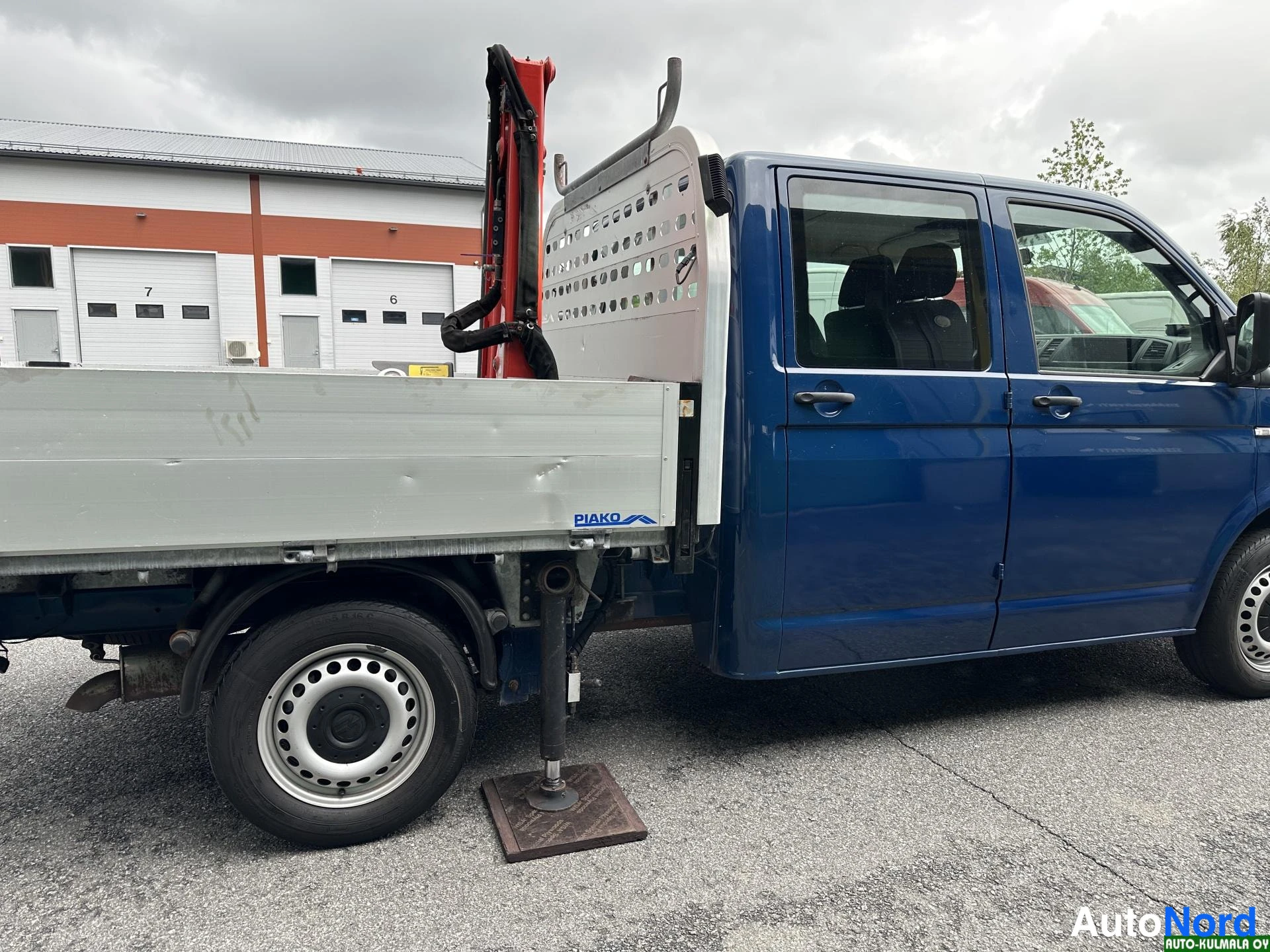 Sininen Volkswagen Transporter 2018, sivulta, kuva 10