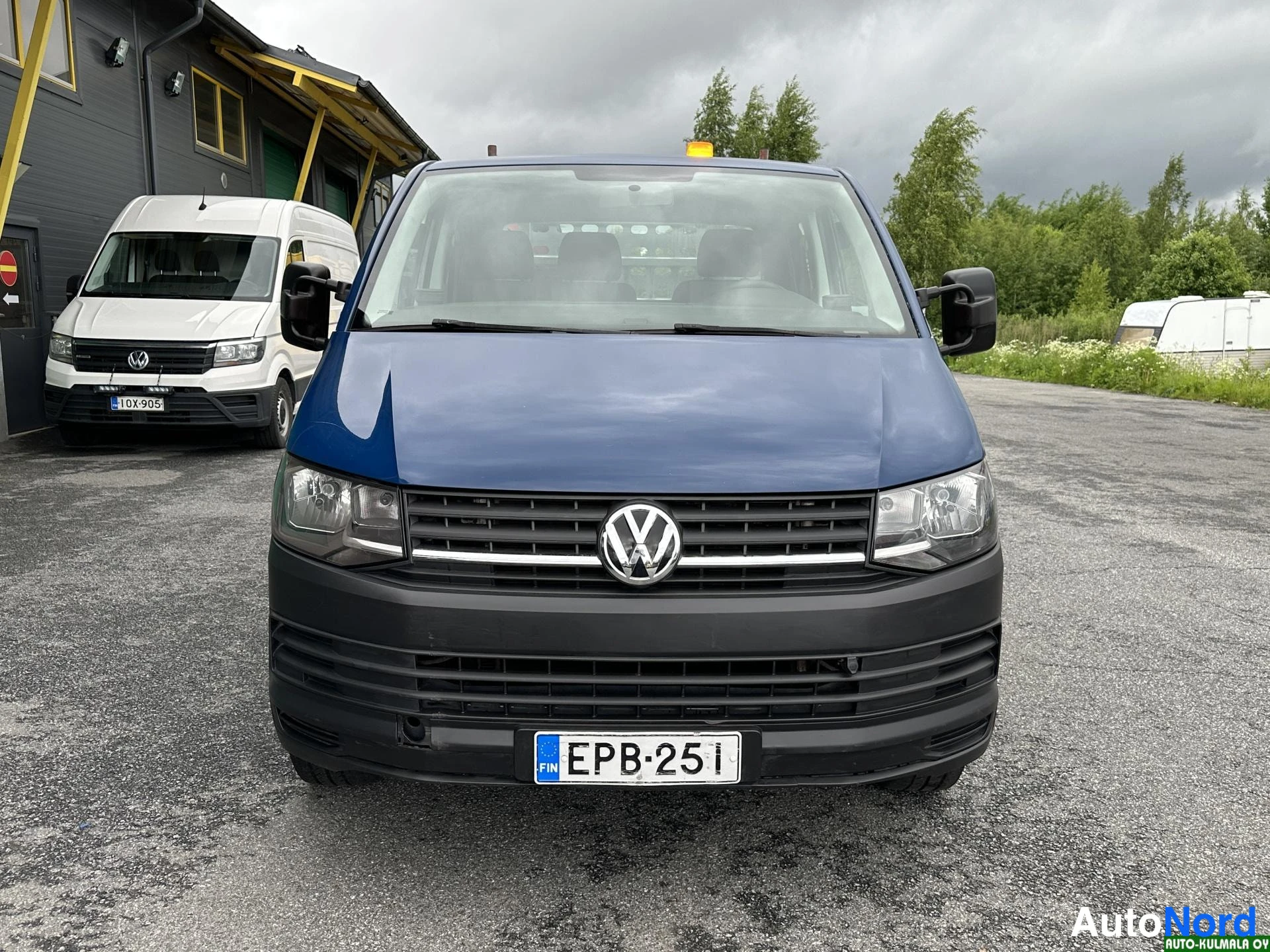 Sininen Volkswagen Transporter 2018, edestä, kuva 7