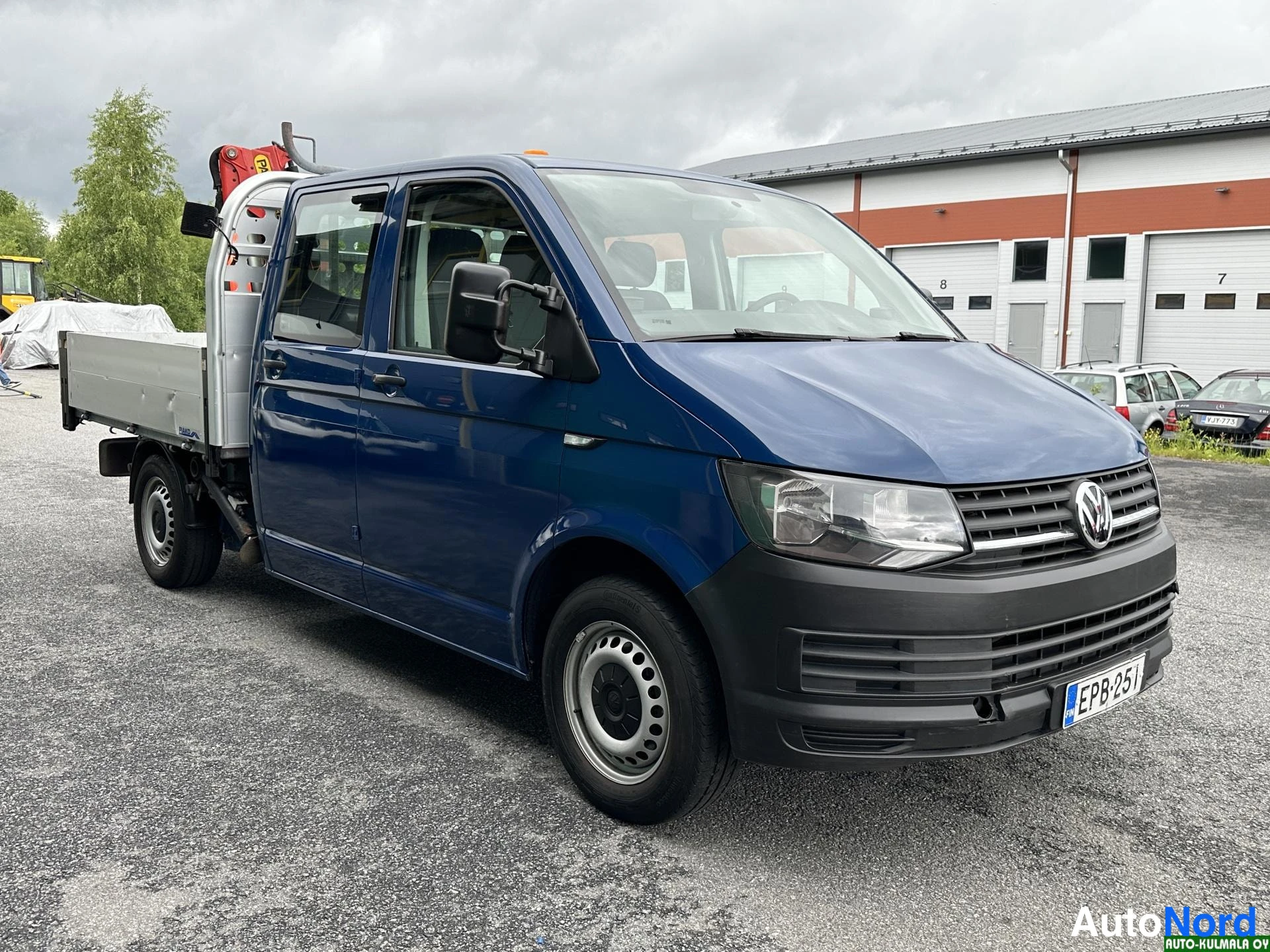 Sininen Volkswagen Transporter 2018, etuviisto, keula oikealle, kuva 6