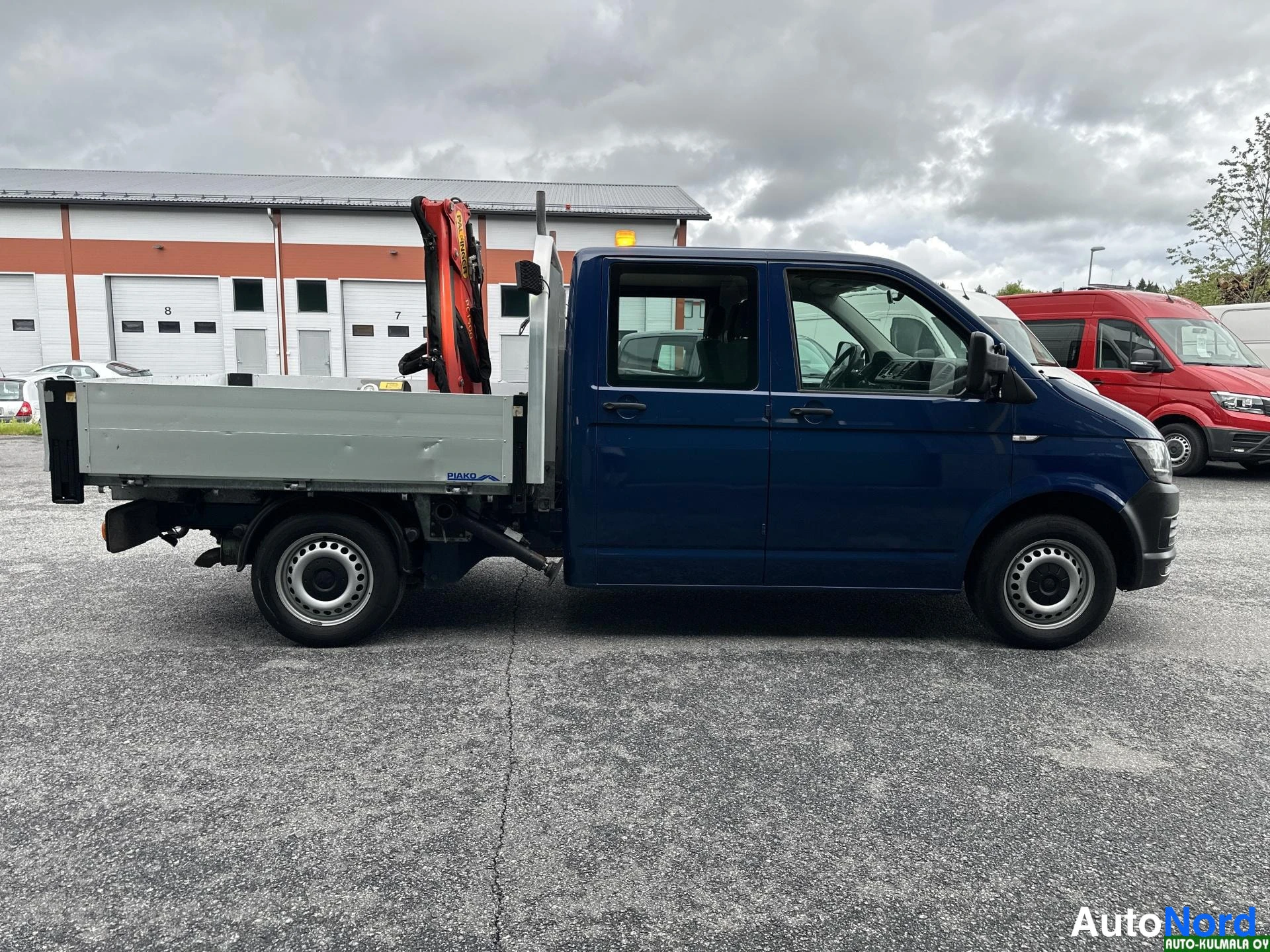Sininen Volkswagen Transporter 2018, sivulta, kuva 9