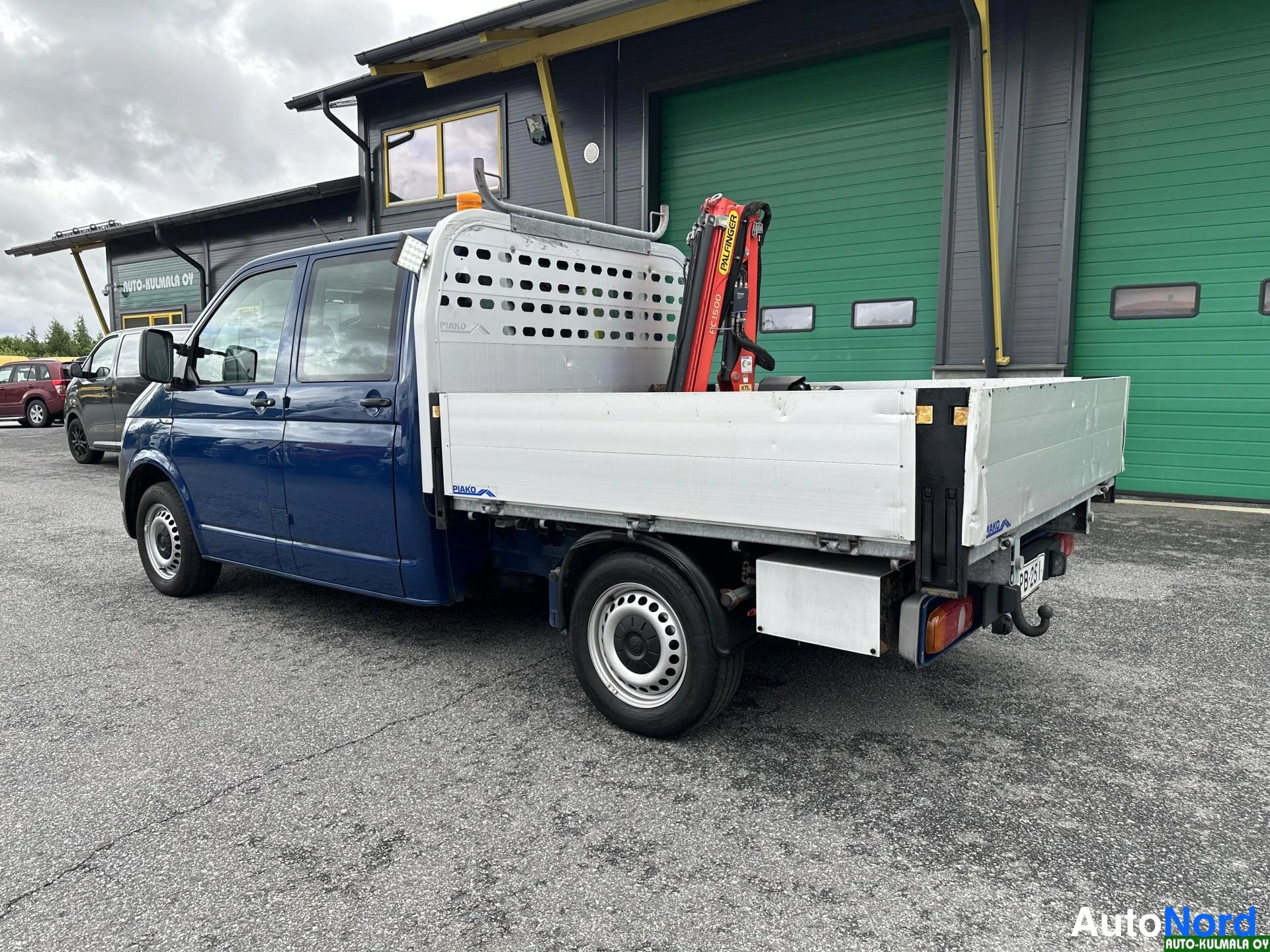 Sininen Volkswagen Transporter 2018, takaviisto, kuva 11