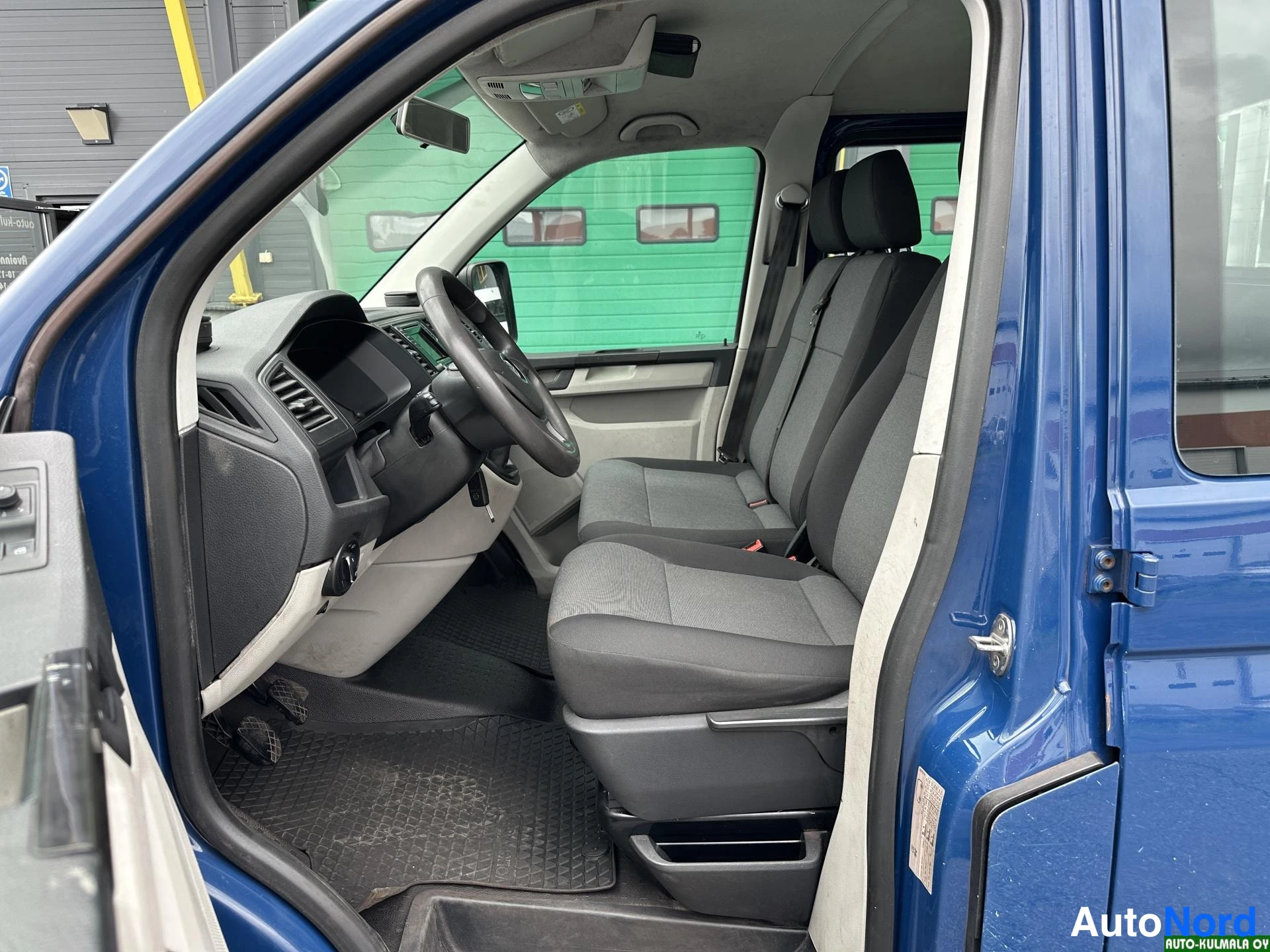 Sininen Volkswagen Transporter 2018, etuistuimet, kuva 23