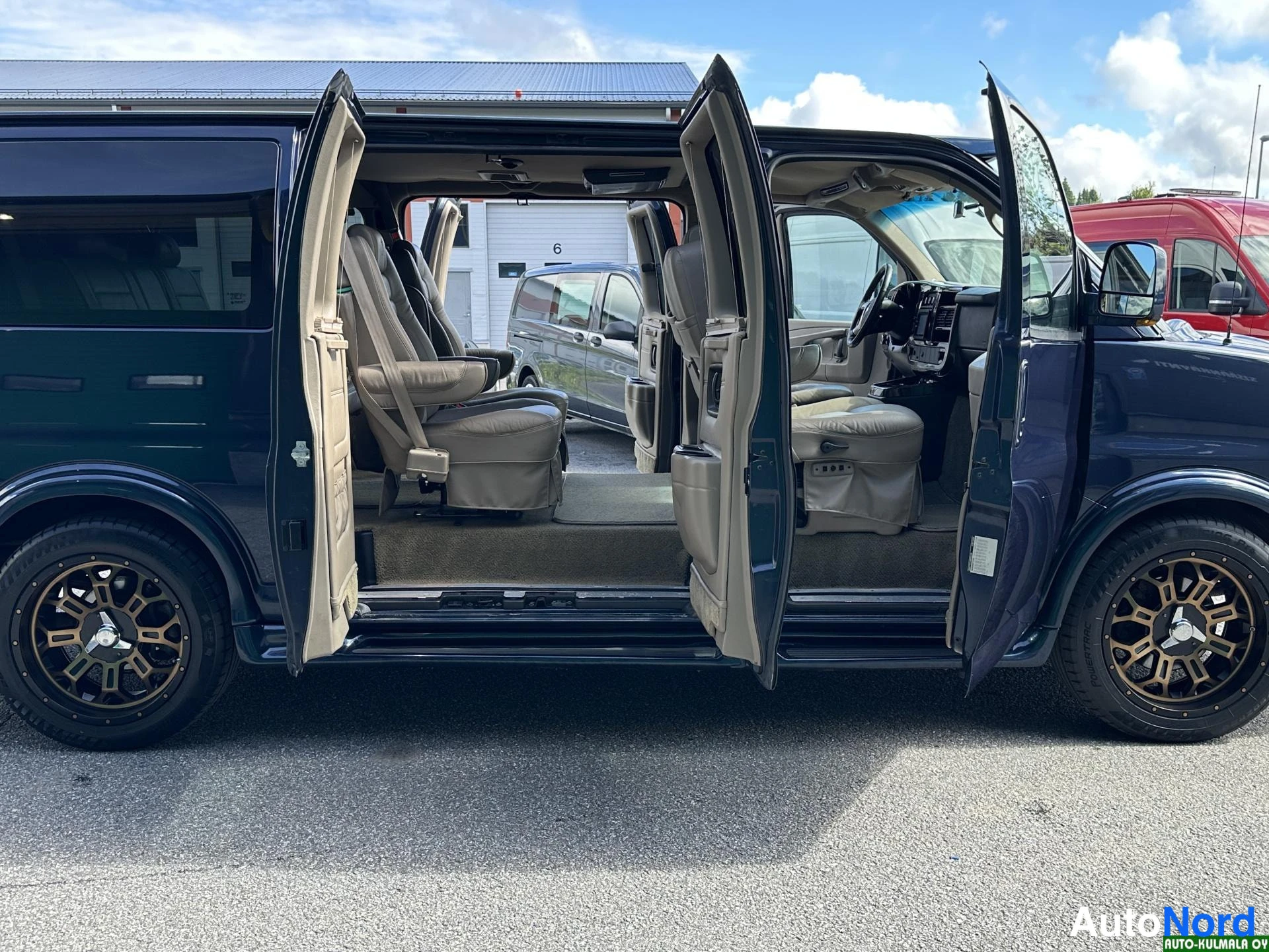 Sininen Chevrolet Express 2010, sivulta, kuva 6