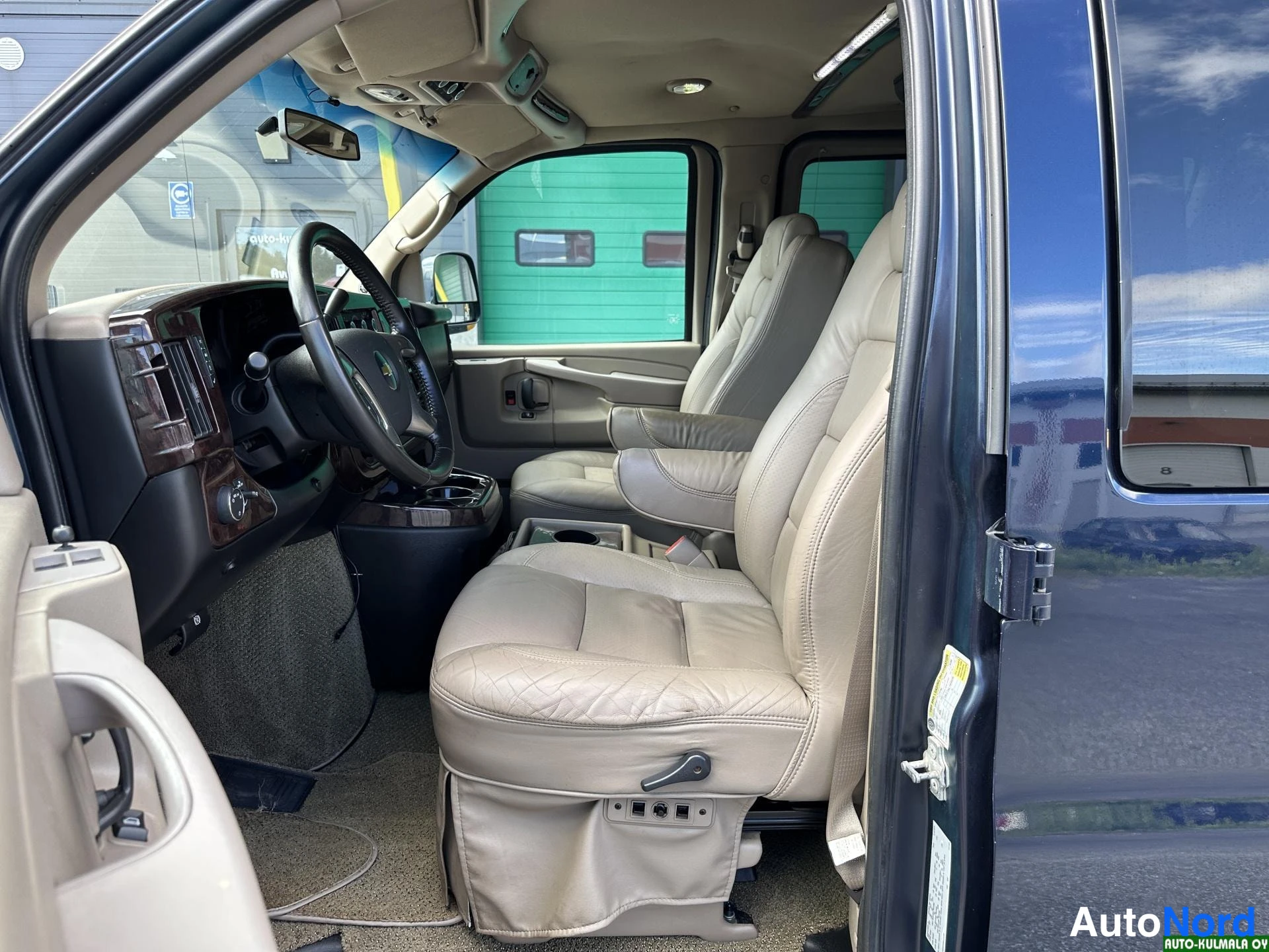 Sininen Chevrolet Express 2010, ohjaamo, kuva 16