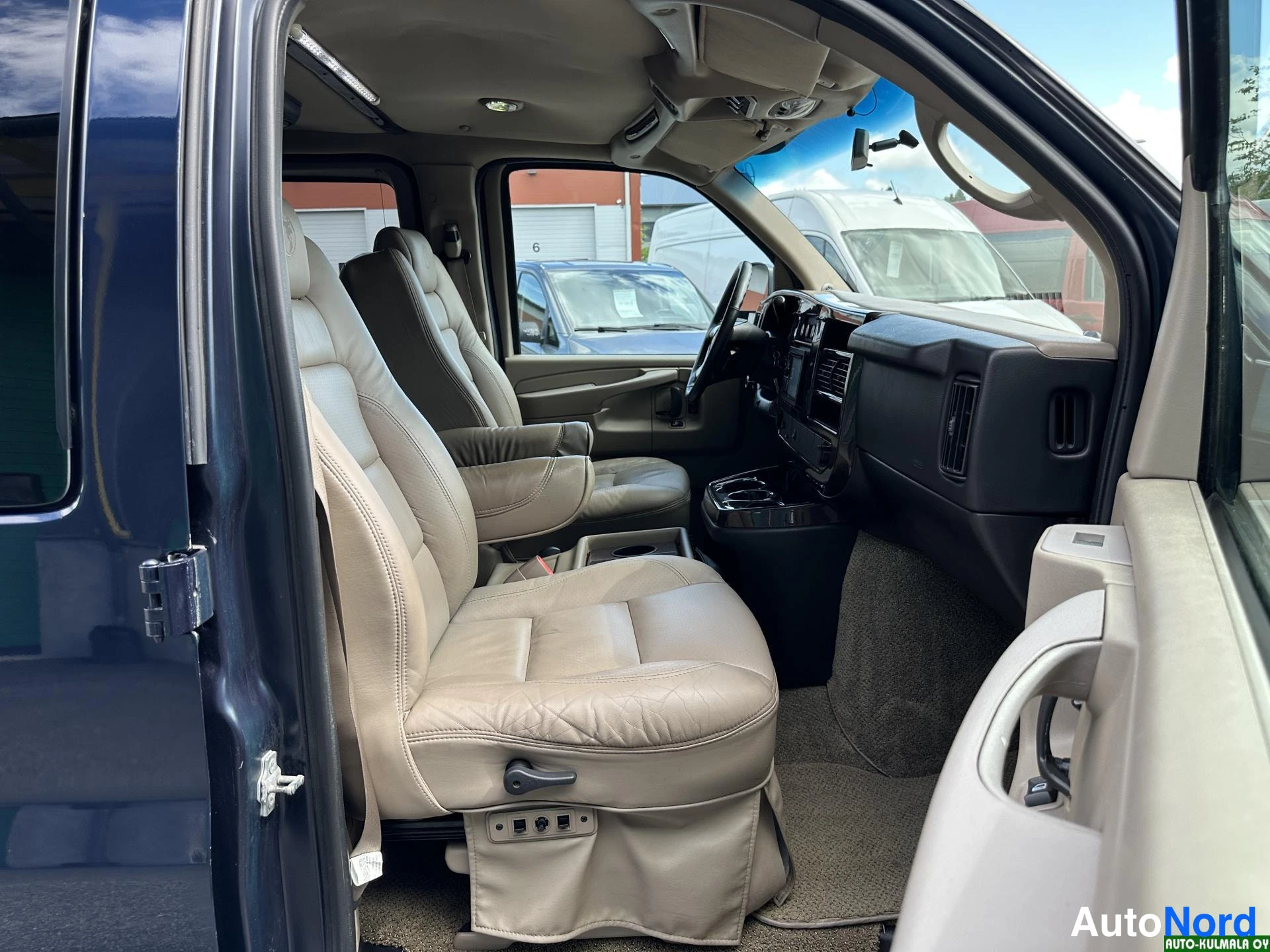 Sininen Chevrolet Express 2010, ohjaamo, kuva 18