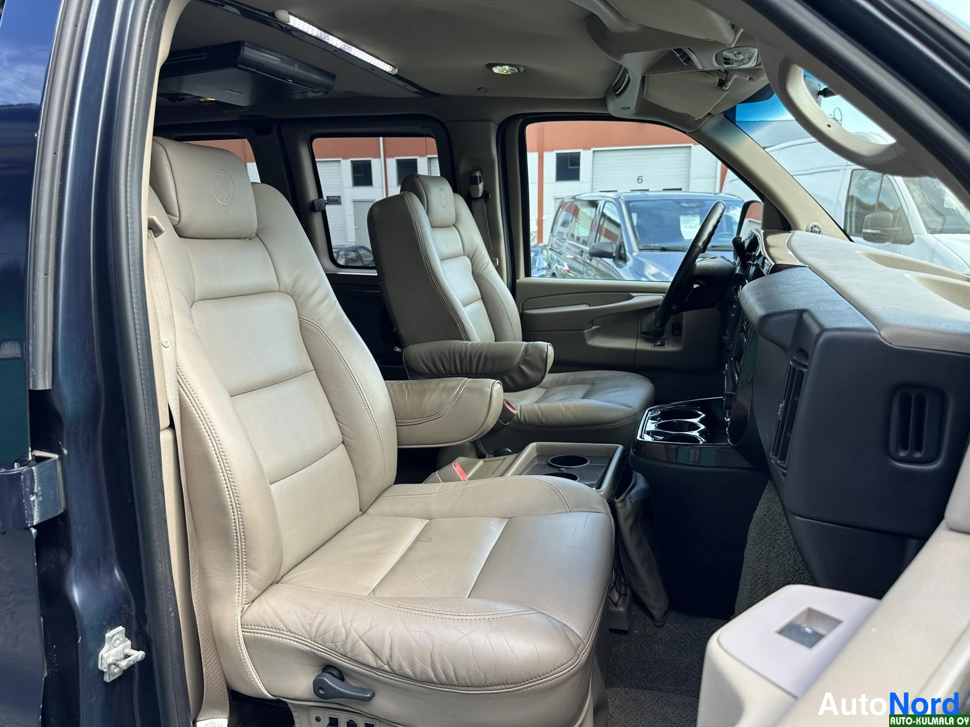 Sininen Chevrolet Express 2010, ohjaamo, kuva 19