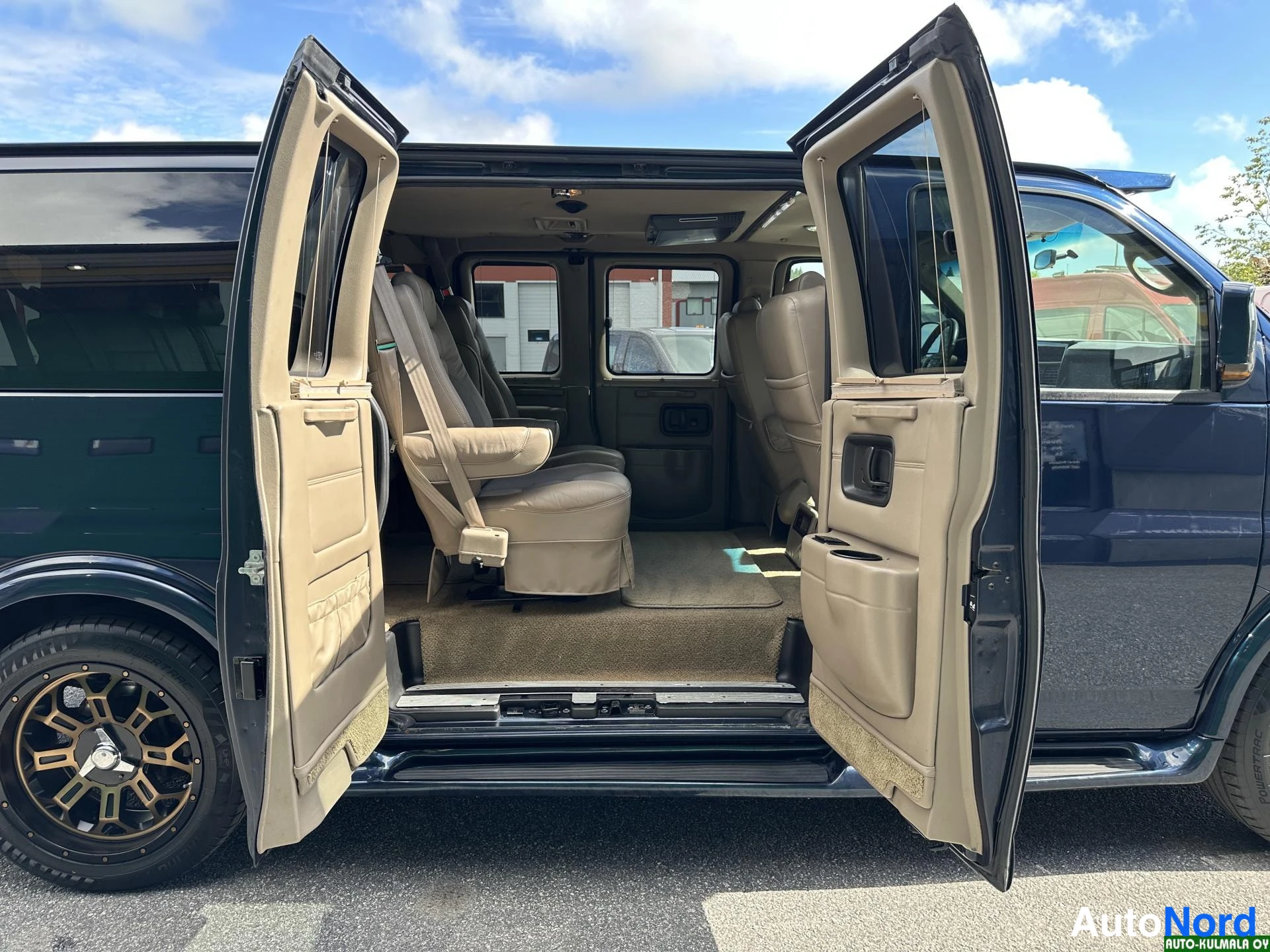 Sininen Chevrolet Express 2010, sivulta, kuva 8