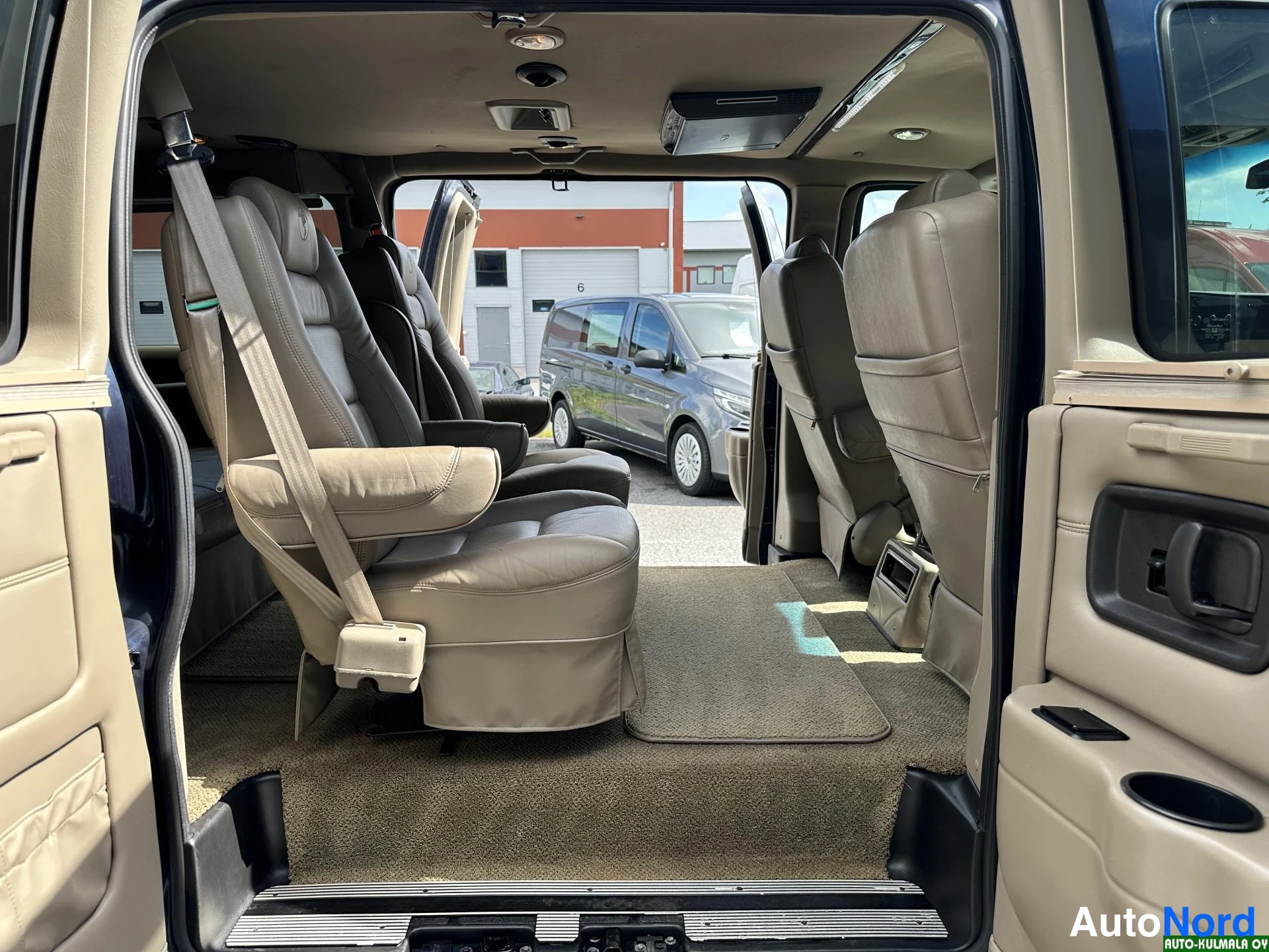 Sininen Chevrolet Express 2010, takaistuimet, kuva 28