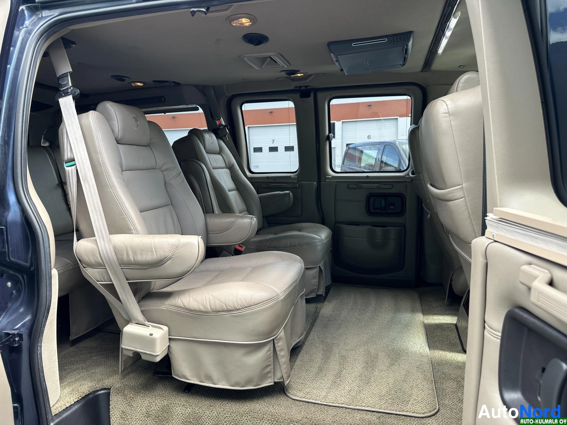 Sininen Chevrolet Express 2010, takaistuimet, kuva 29