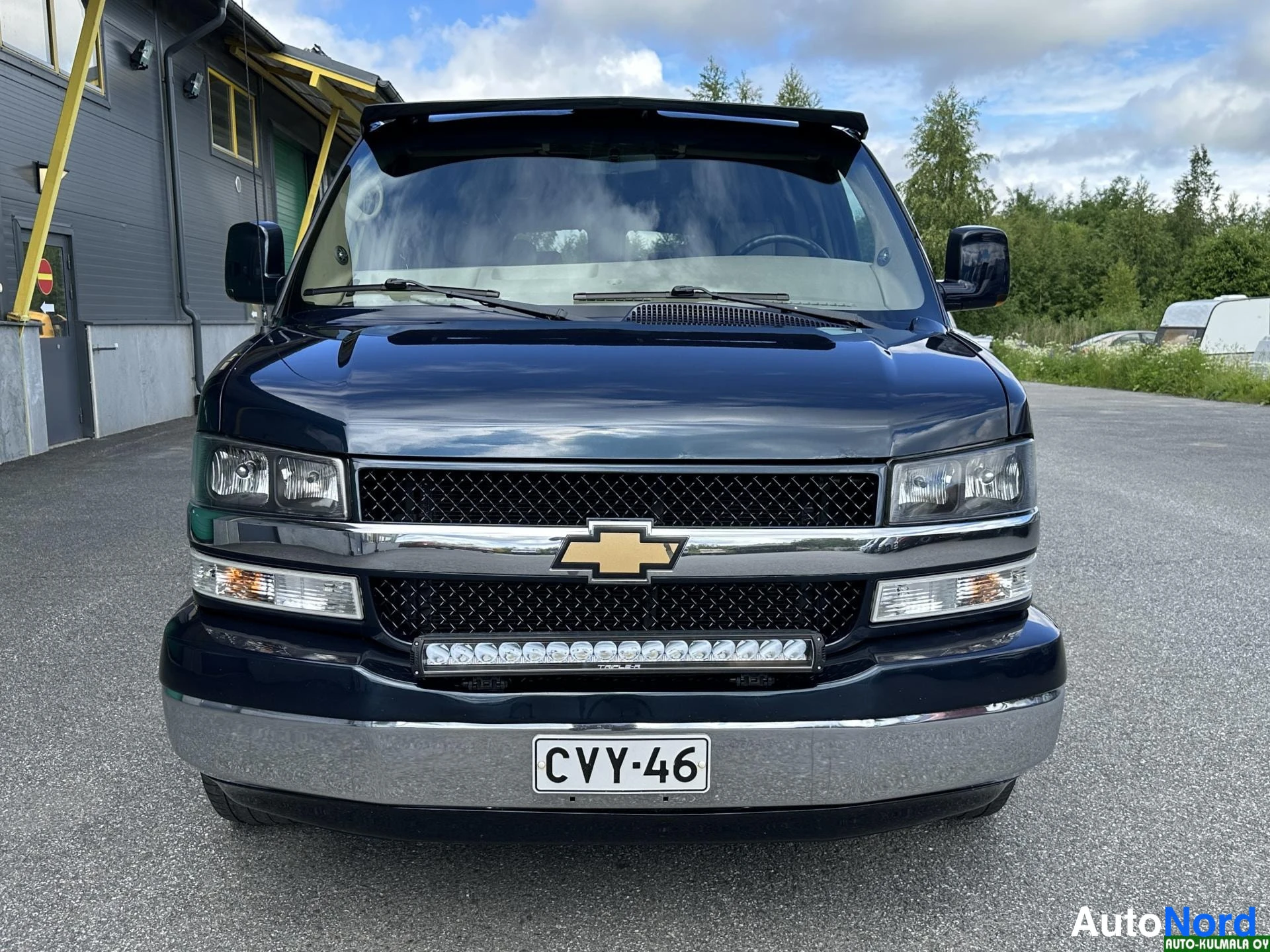 Sininen Chevrolet Express 2010, edestä, kuva 4