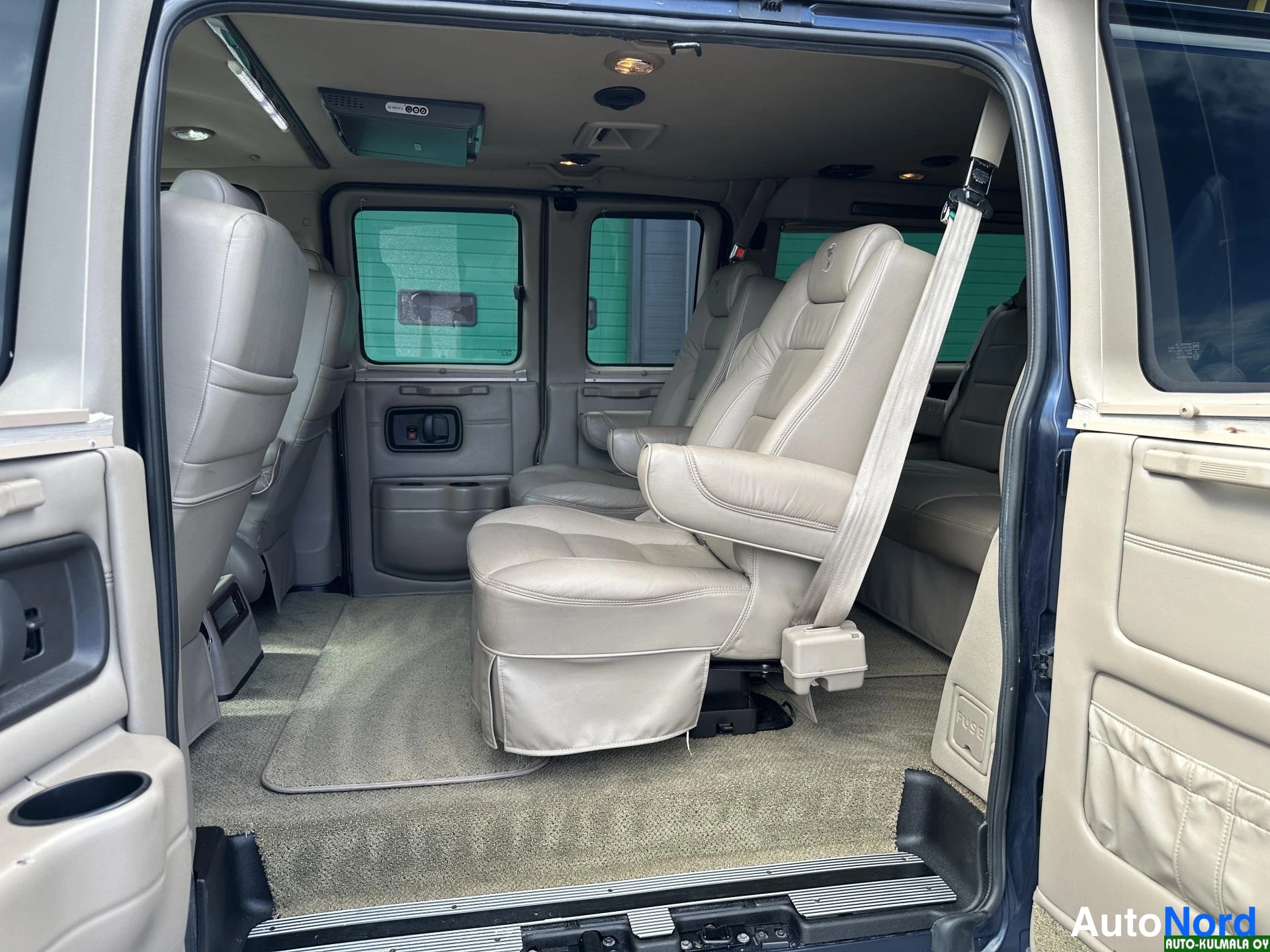 Sininen Chevrolet Express 2010, takaistuimet, kuva 22