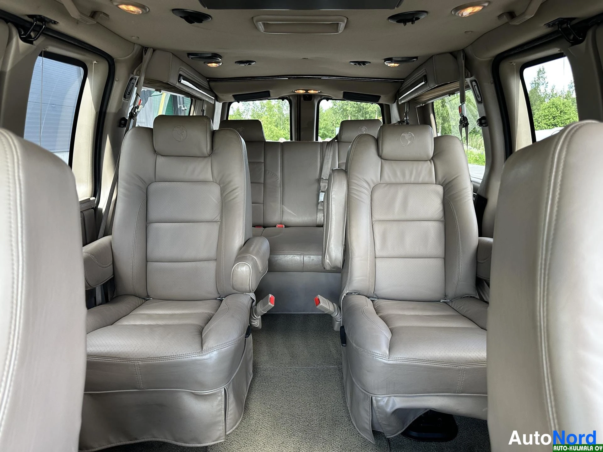 Sininen Chevrolet Express 2010, takaistuimet, kuva 24