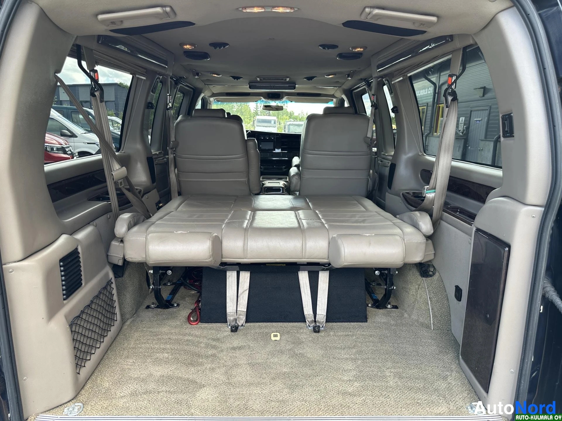Sininen Chevrolet Express 2010, takaistuimet, kuva 26