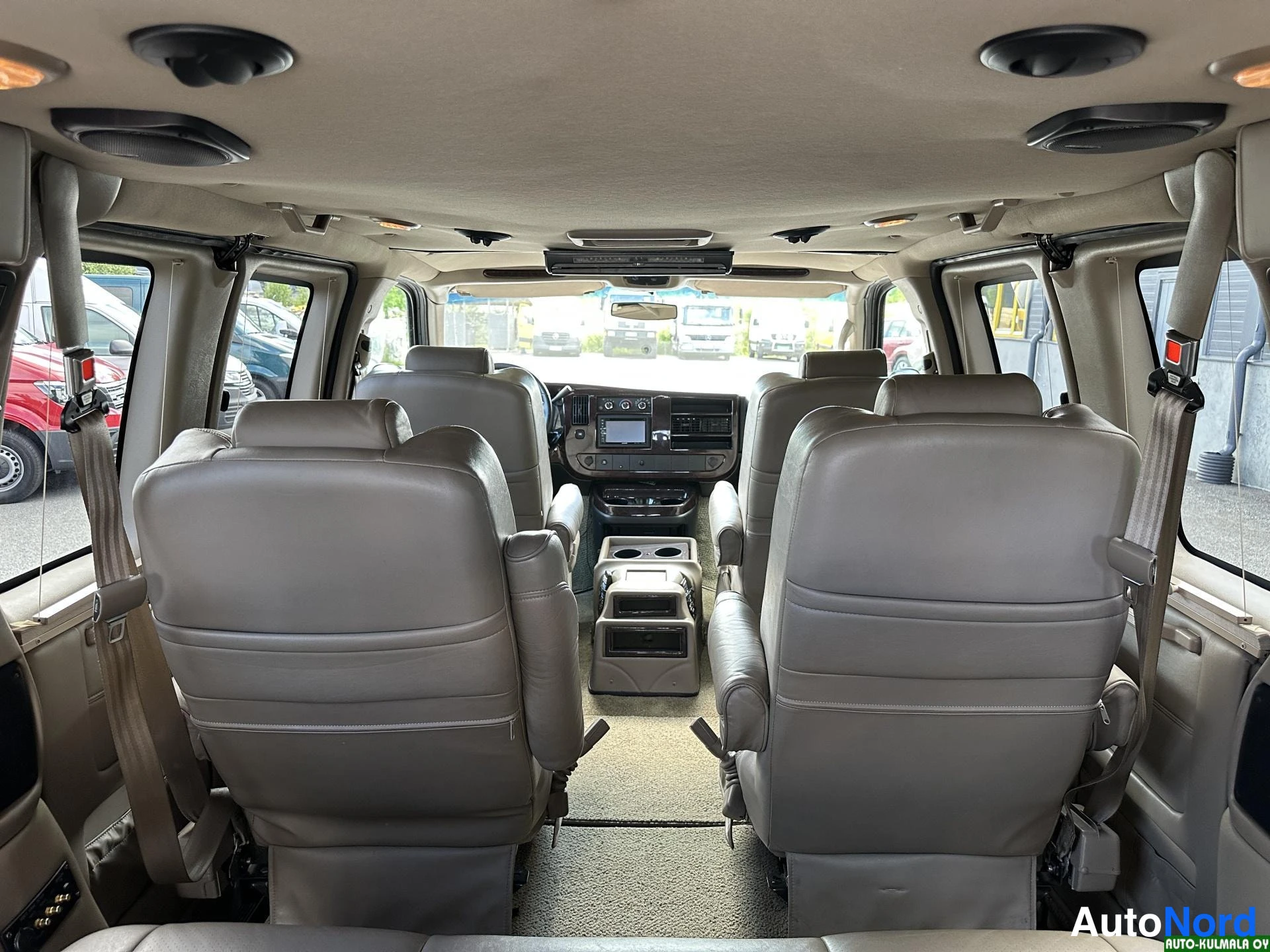 Sininen Chevrolet Express 2010, ohjaamo, kuva 17