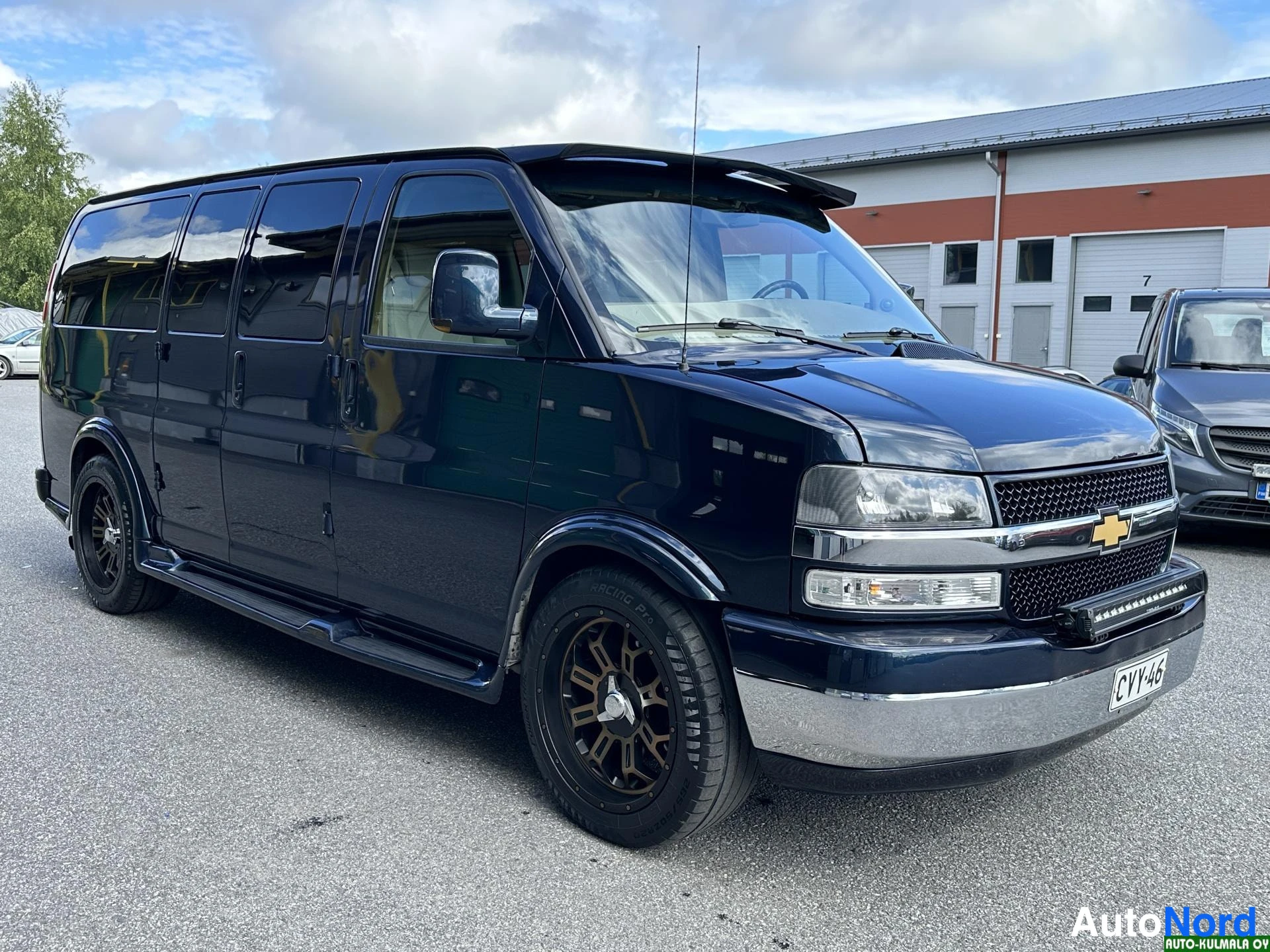 Sininen Chevrolet Express 2010, etuviisto, keula oikealle, kuva 3
