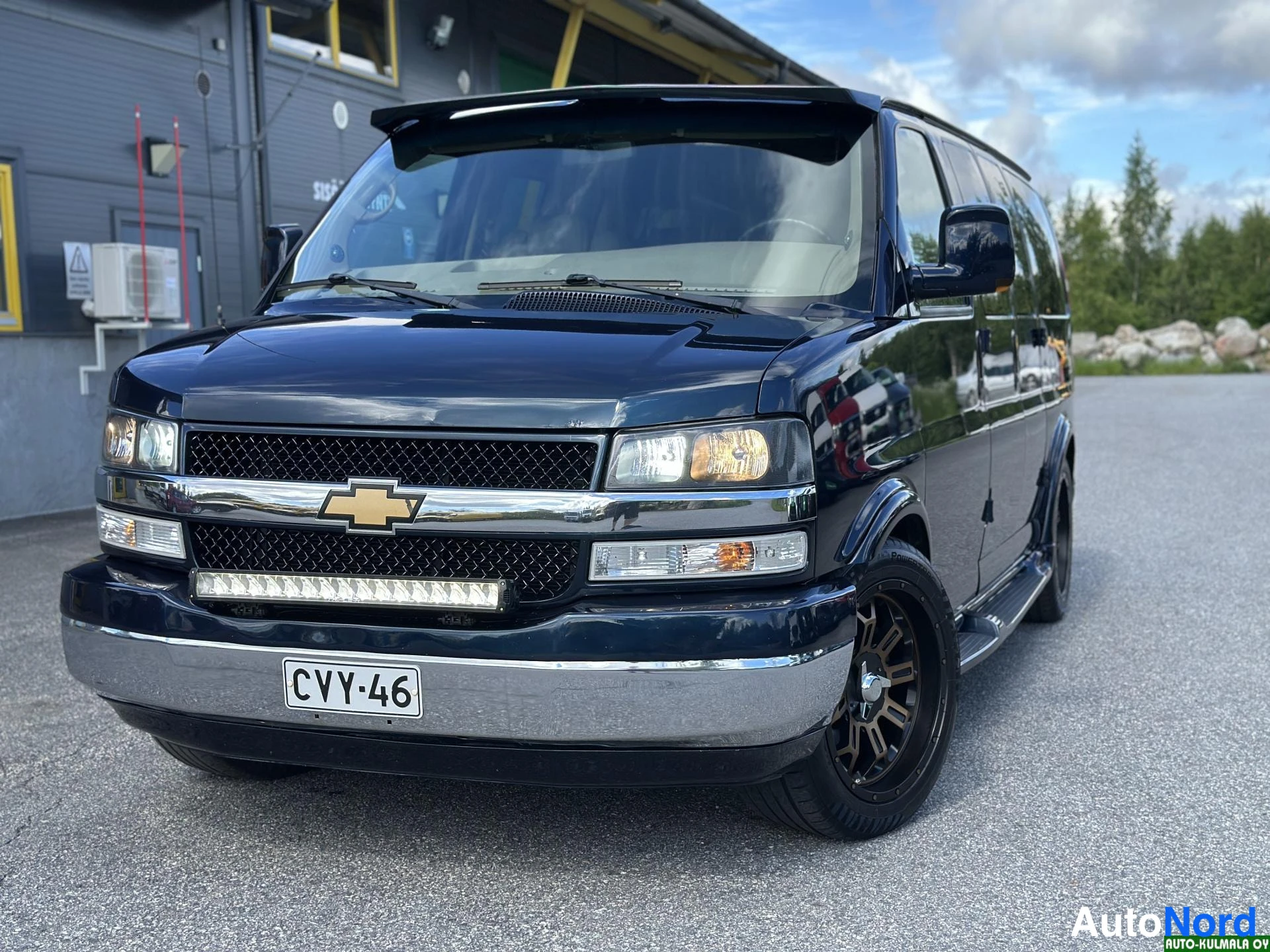 Sininen Chevrolet Express 2010, etuviisto, keula vasemmalle, kuva 2