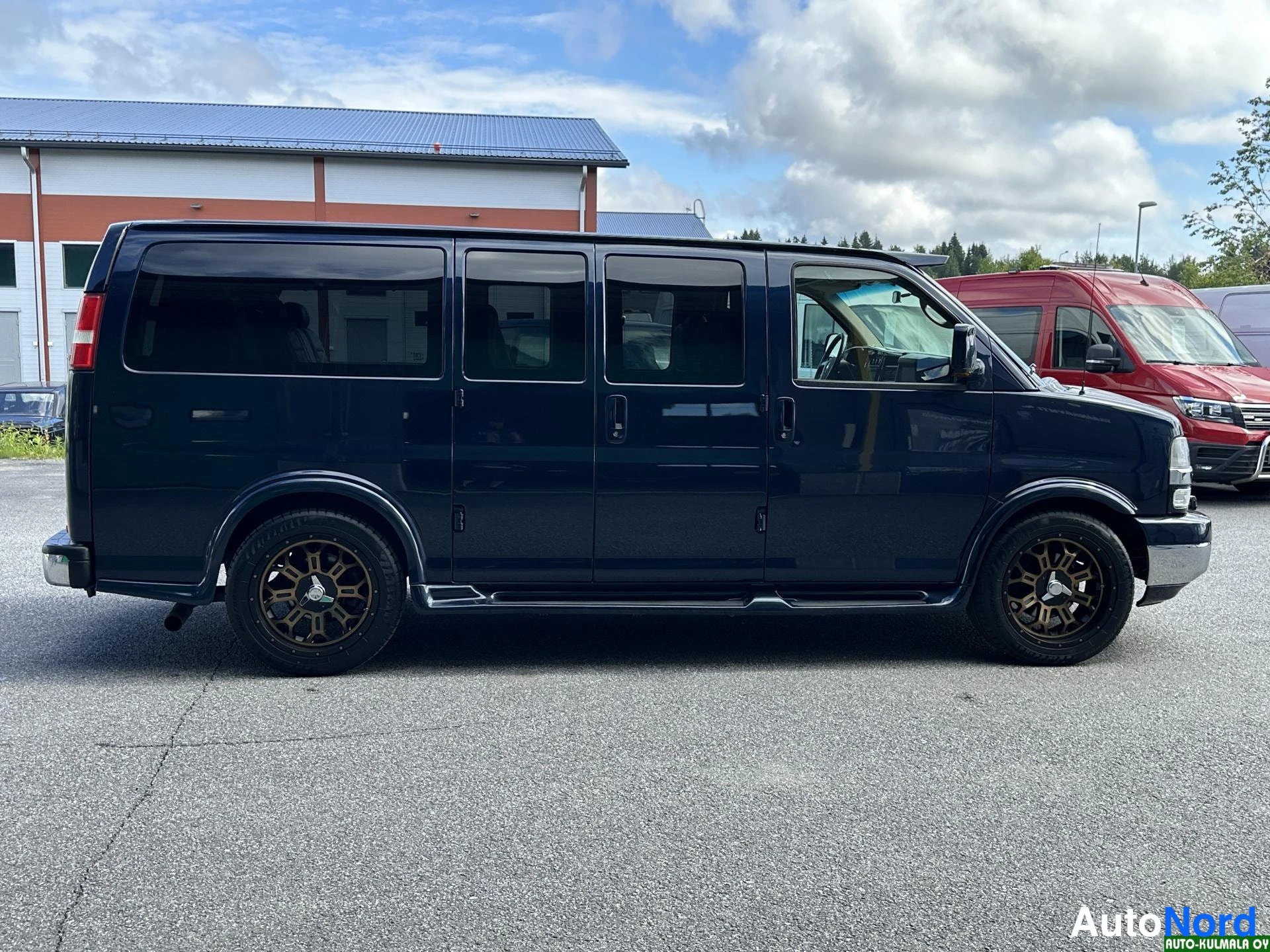 Sininen Chevrolet Express 2010, sivulta, kuva 5