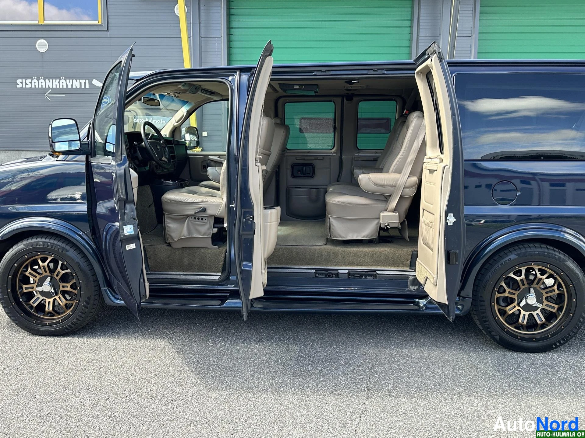 Sininen Chevrolet Express 2010, sivulta, kuva 7