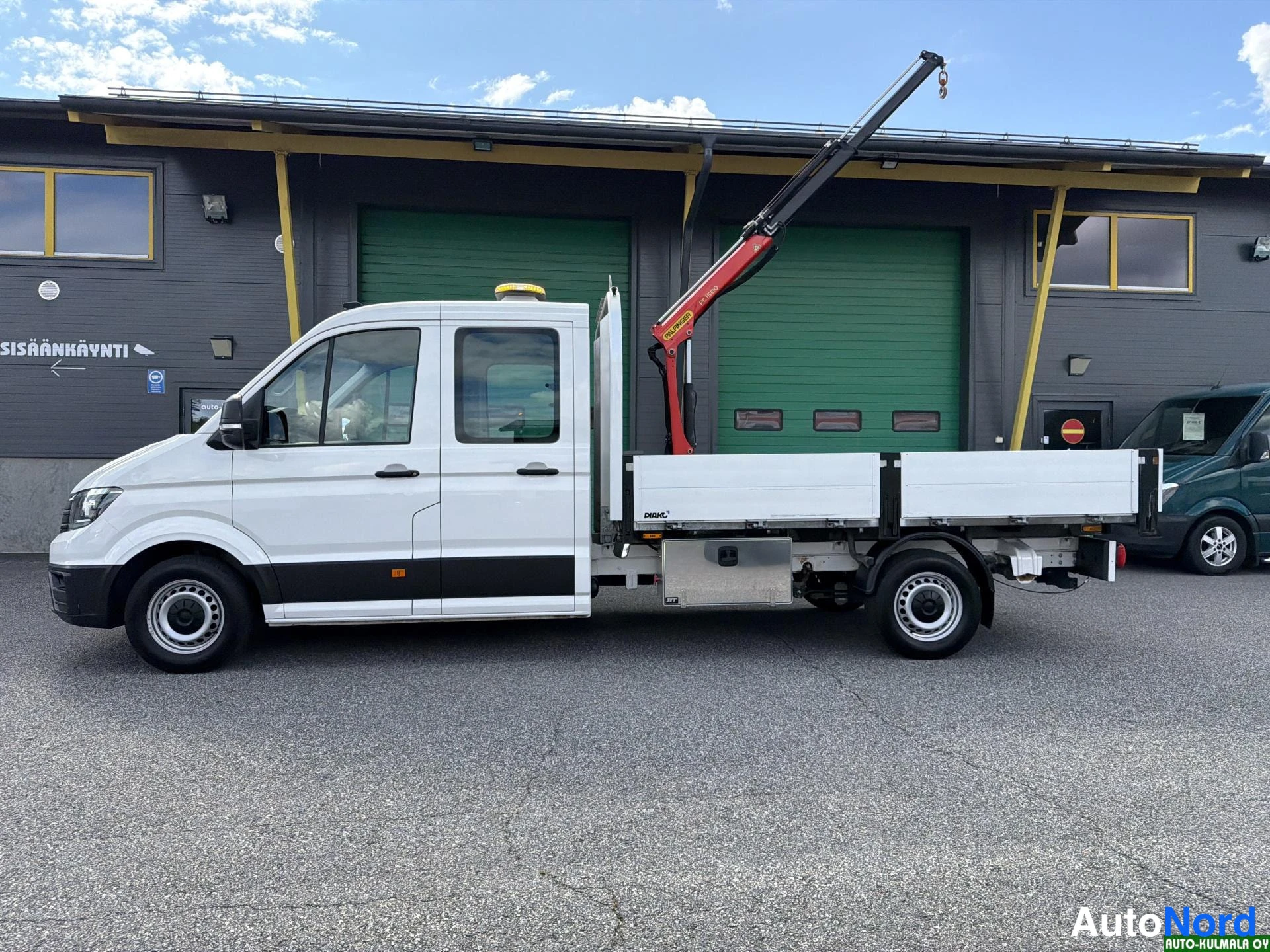 Valkoinen Volkswagen Crafter 2019, sivulta, kuva 8