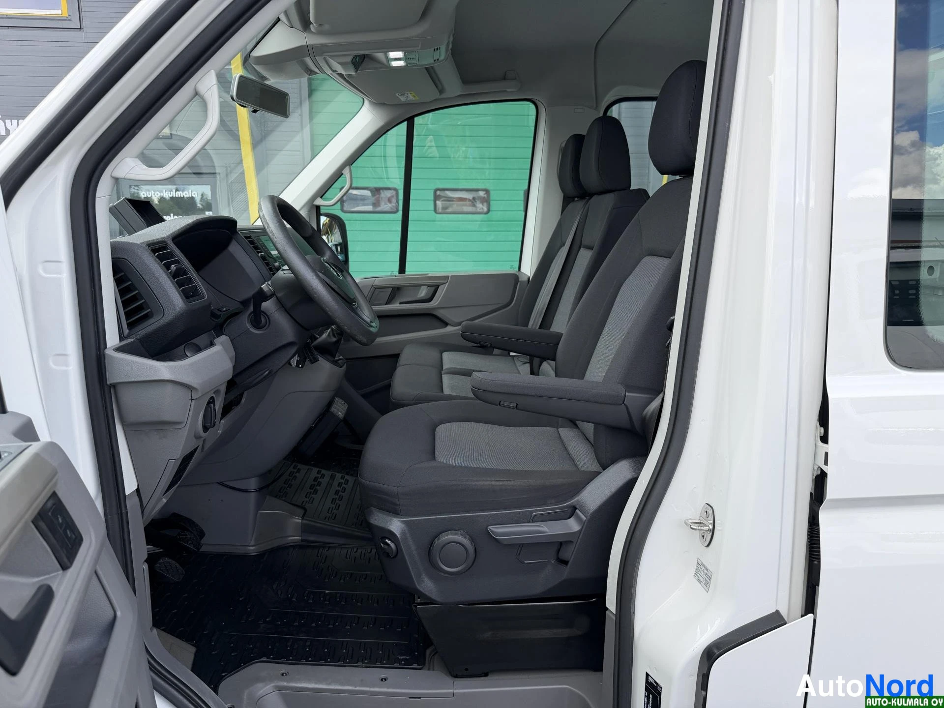 Valkoinen Volkswagen Crafter 2019, ohjaamo, kuva 22
