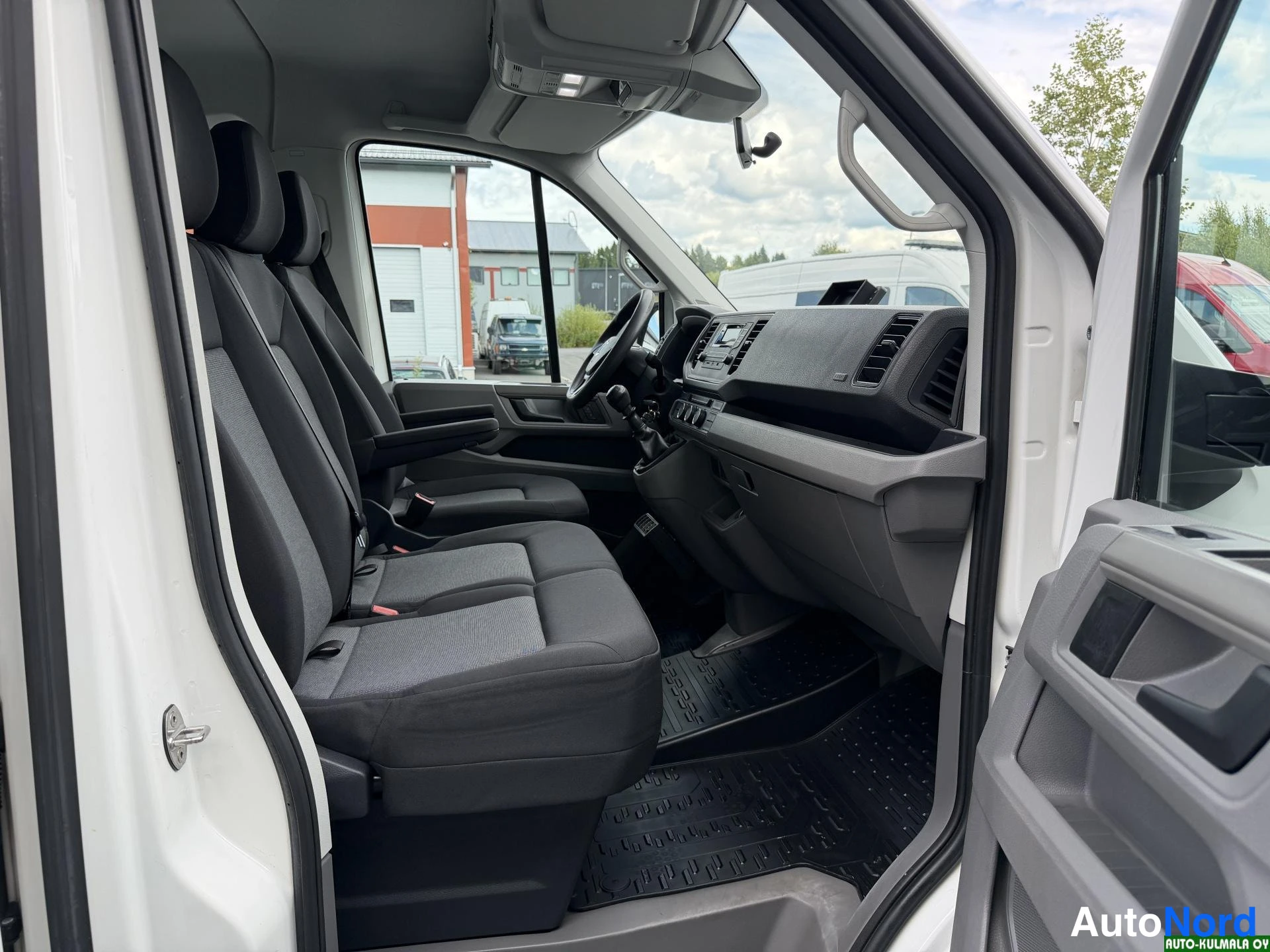 Valkoinen Volkswagen Crafter 2019, etuistuimet, kuva 25