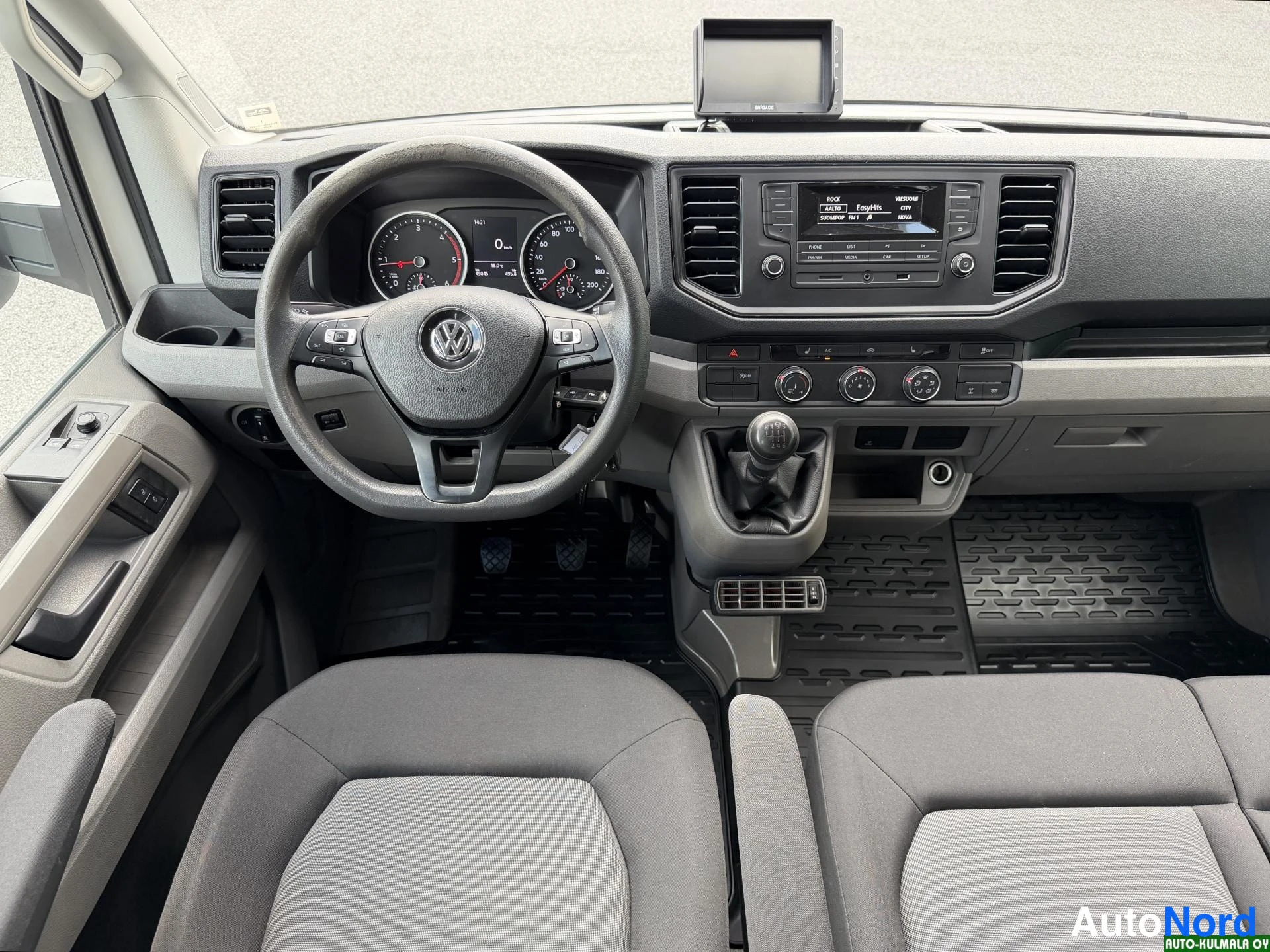 Valkoinen Volkswagen Crafter 2019, ohjaamo, kuva 23