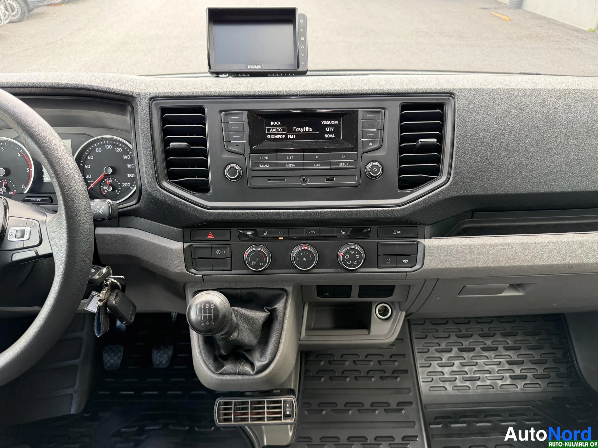 Valkoinen Volkswagen Crafter 2019, ohjaamo, kuva 24