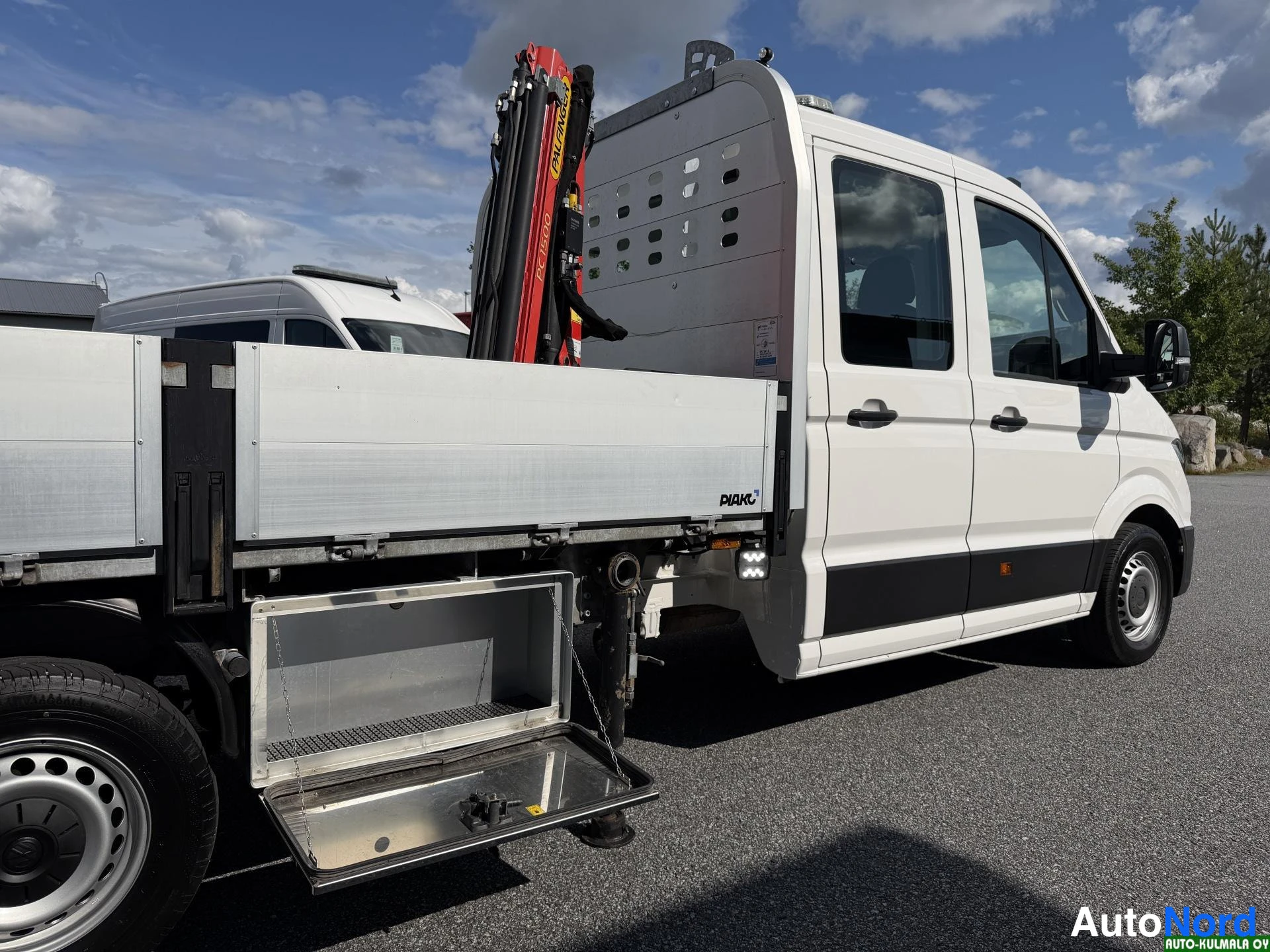 Valkoinen Volkswagen Crafter 2019, sivulta, kuva 11