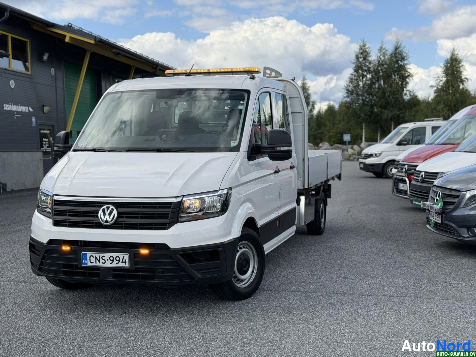 Valkoinen Volkswagen Crafter 2019, etuviisto, keula vasemmalle, kuva 4