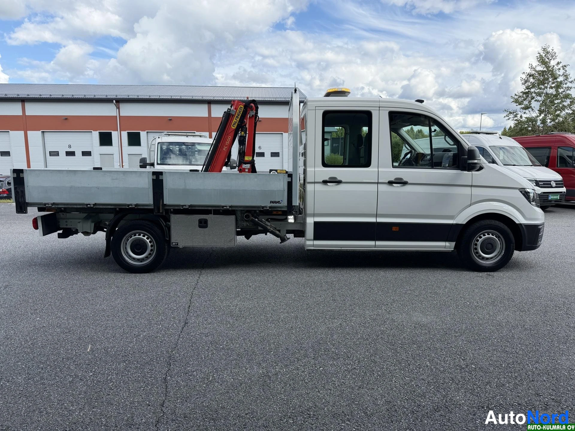 Valkoinen Volkswagen Crafter 2019, sivulta, kuva 9
