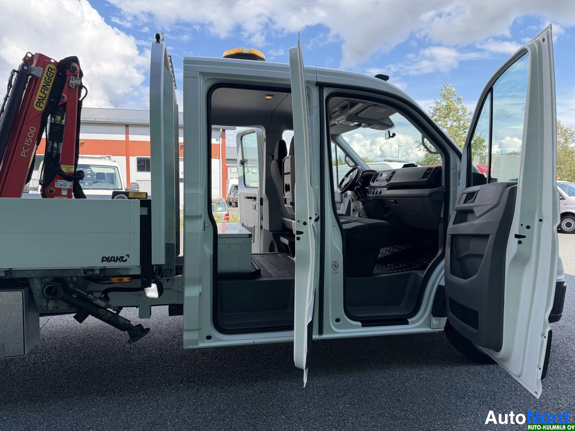 Valkoinen Volkswagen Crafter 2019, sivulta, kuva 10