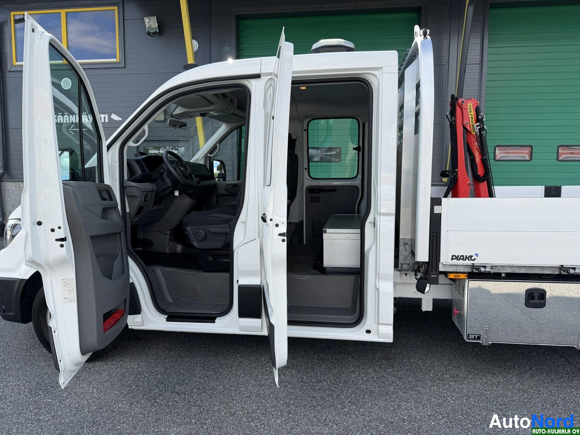Valkoinen Volkswagen Crafter 2019, etuviisto, keula vasemmalle, kuva 2