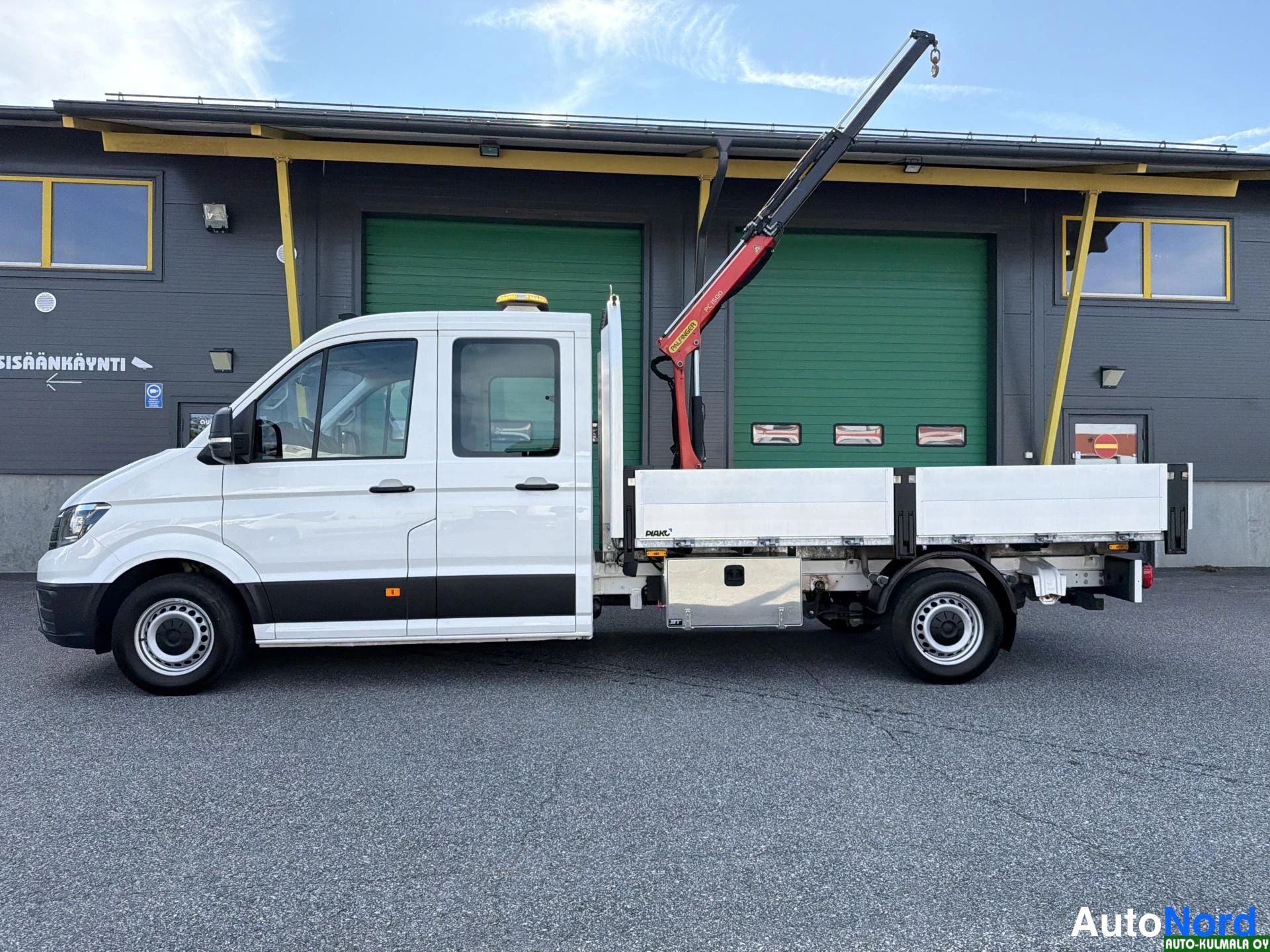 Valkoinen Volkswagen Crafter 2019, sivulta, kuva 8