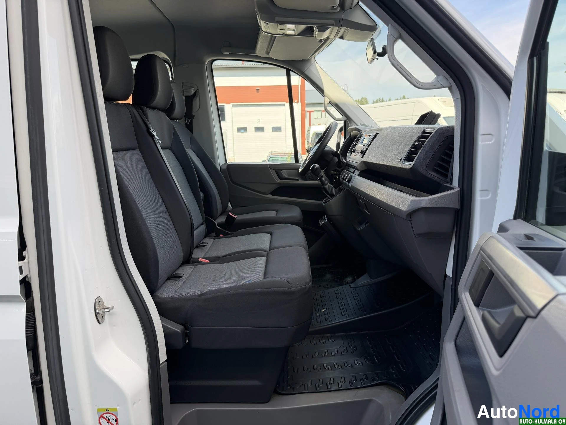 Valkoinen Volkswagen Crafter 2019, ohjaamo, kuva 23
