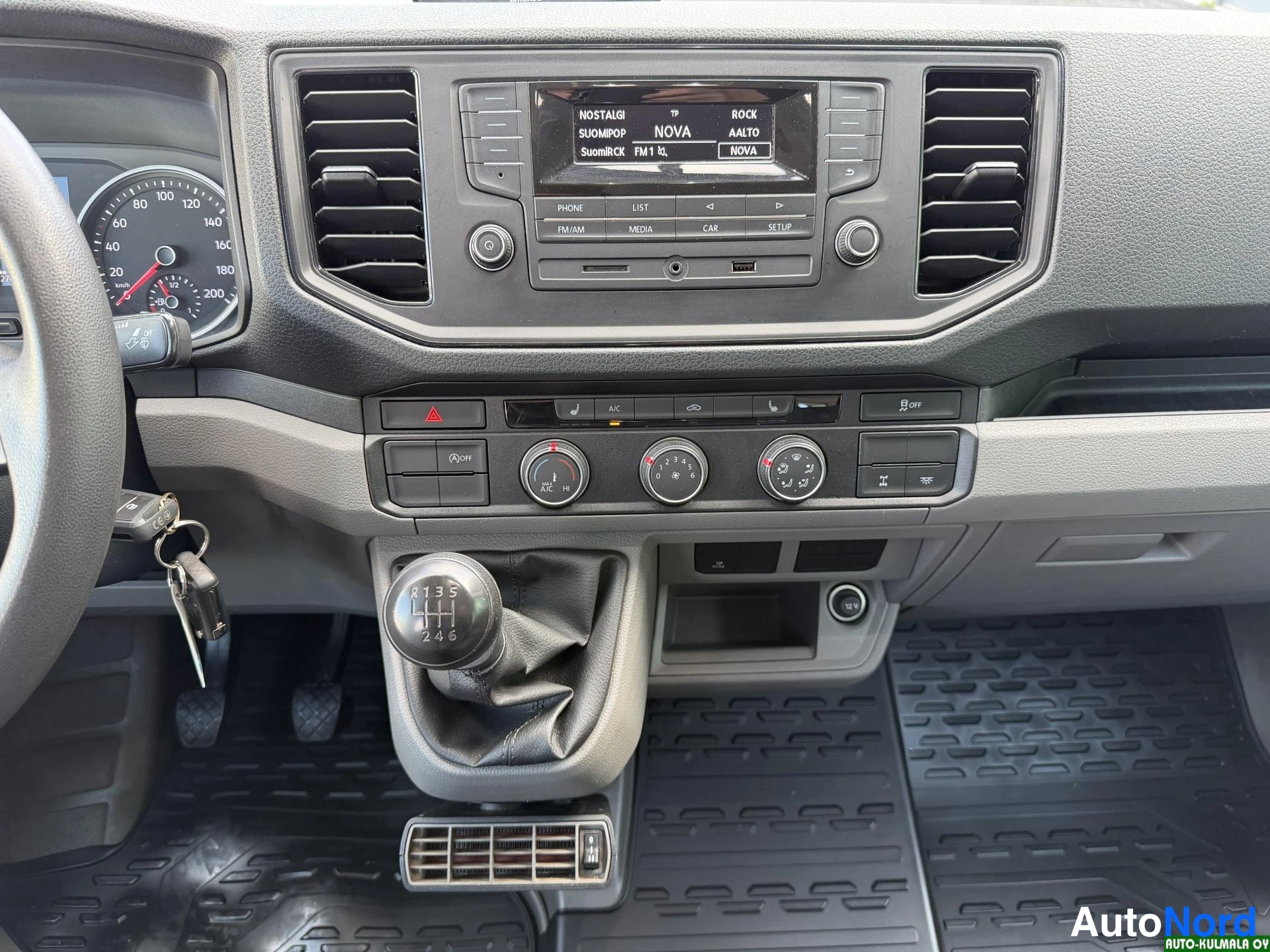 Valkoinen Volkswagen Crafter 2019, ohjaamo, kuva 25