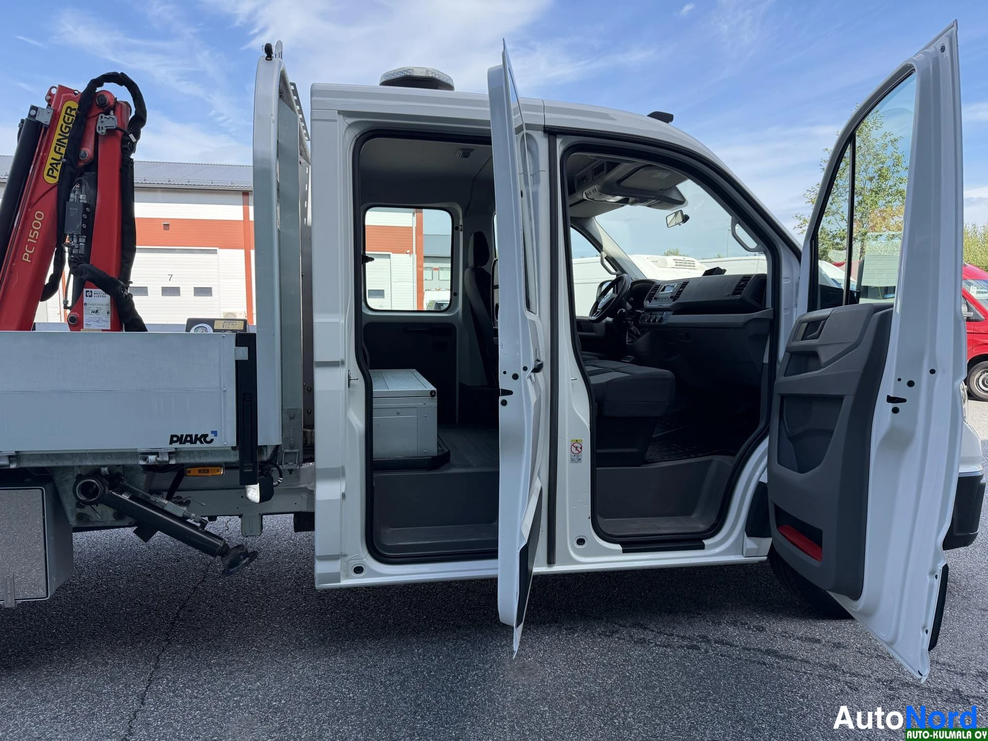 Valkoinen Volkswagen Crafter 2019, sivulta, kuva 11