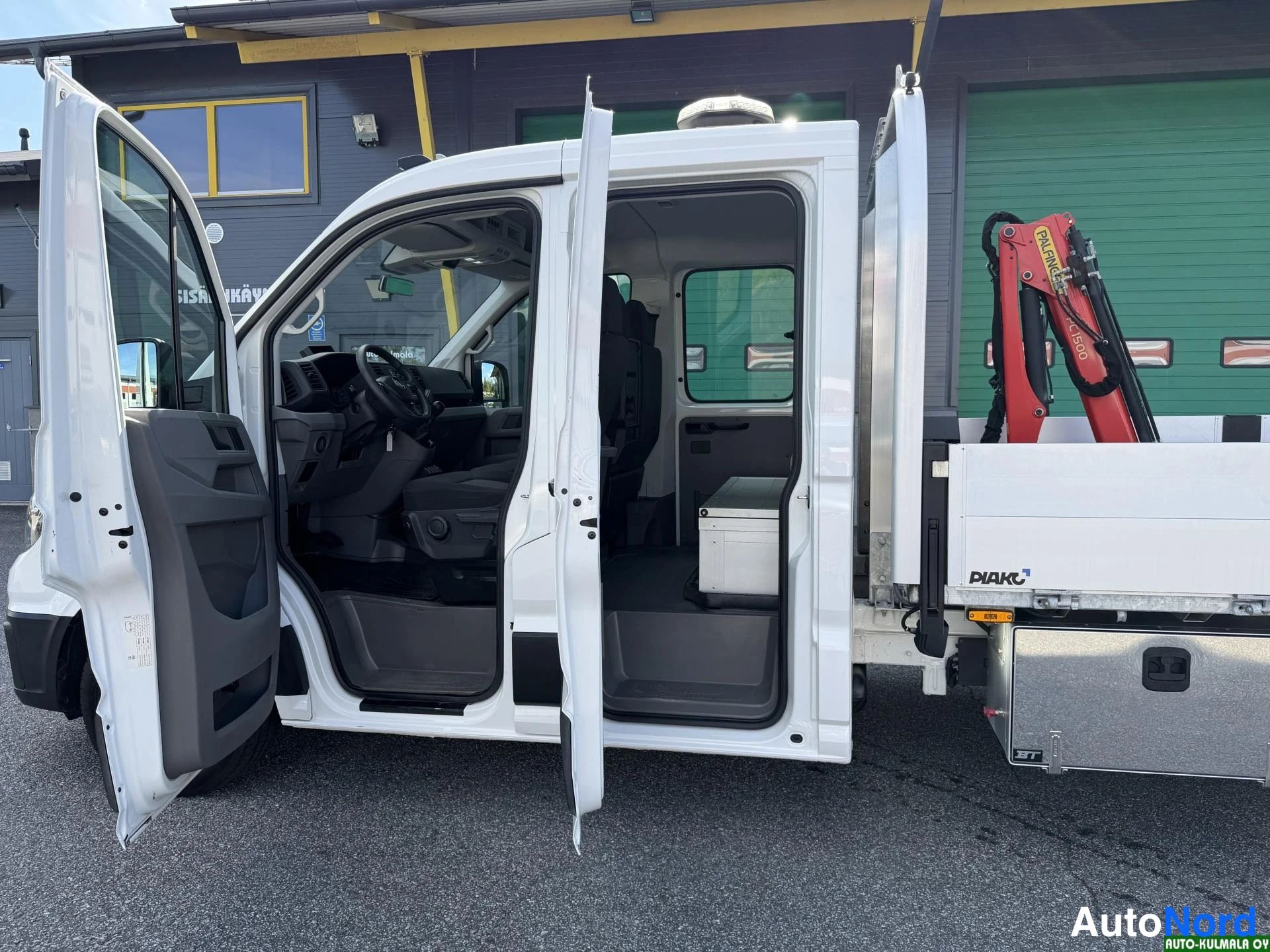 Valkoinen Volkswagen Crafter 2019, sivulta, kuva 12