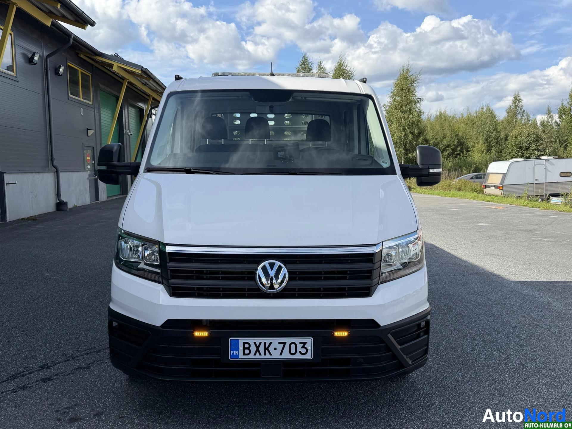 Valkoinen Volkswagen Crafter 2019, edestä, kuva 7