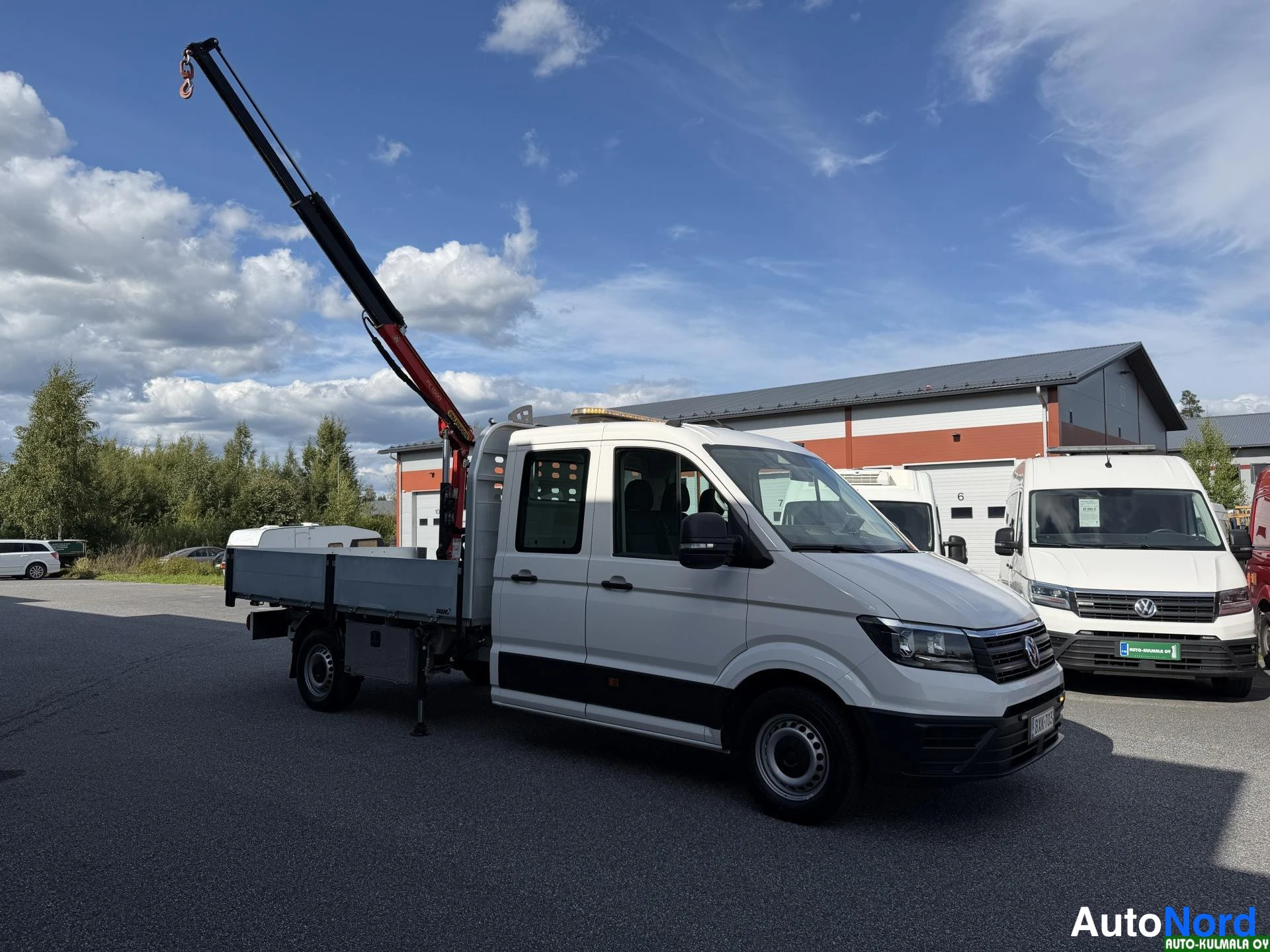 Valkoinen Volkswagen Crafter 2019, etuviisto, keula oikealle, kuva 4