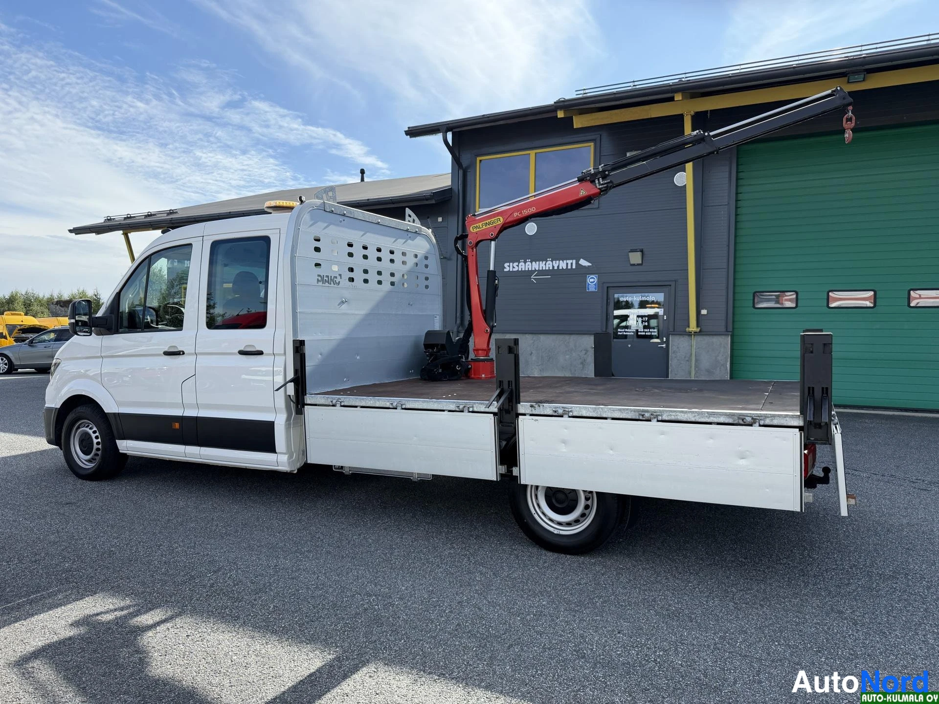 Valkoinen Volkswagen Crafter 2019, sivulta, kuva 9