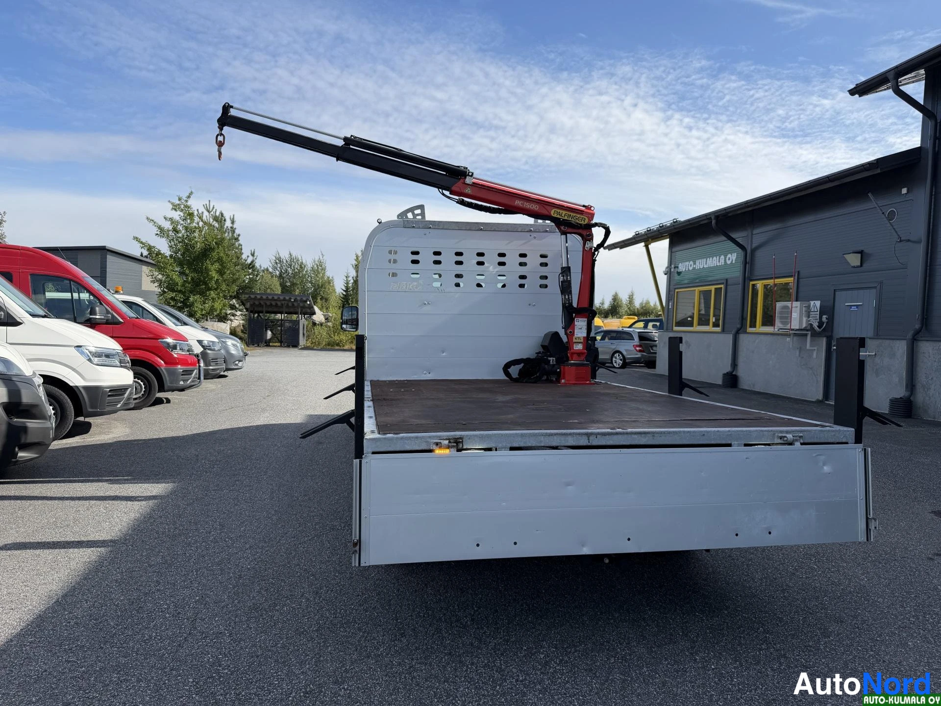 Valkoinen Volkswagen Crafter 2019, takaa, kuva 18