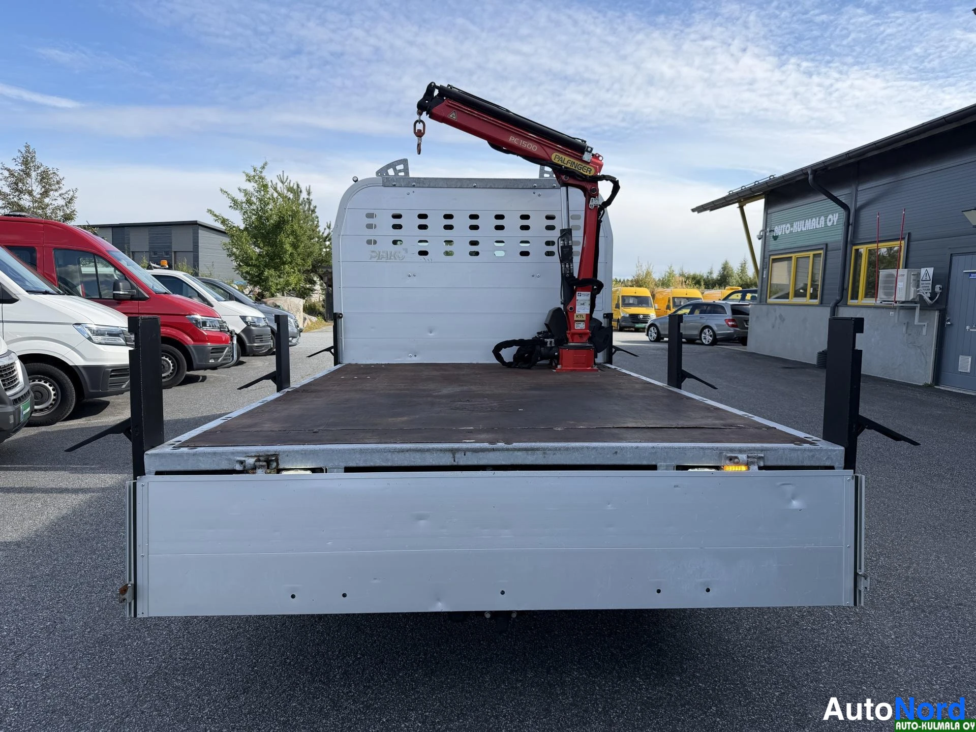 Valkoinen Volkswagen Crafter 2019, takaa, kuva 19