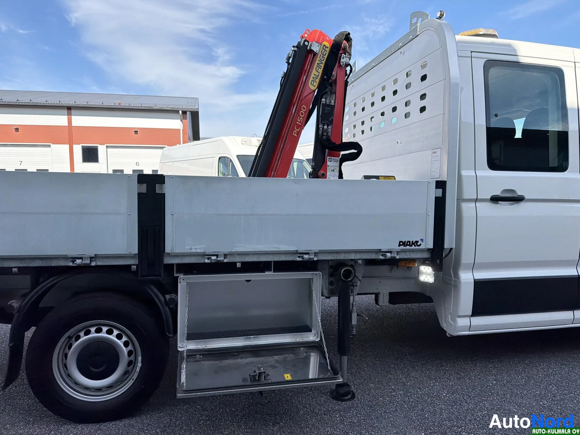 Valkoinen Volkswagen Crafter 2019, sivulta, kuva 10