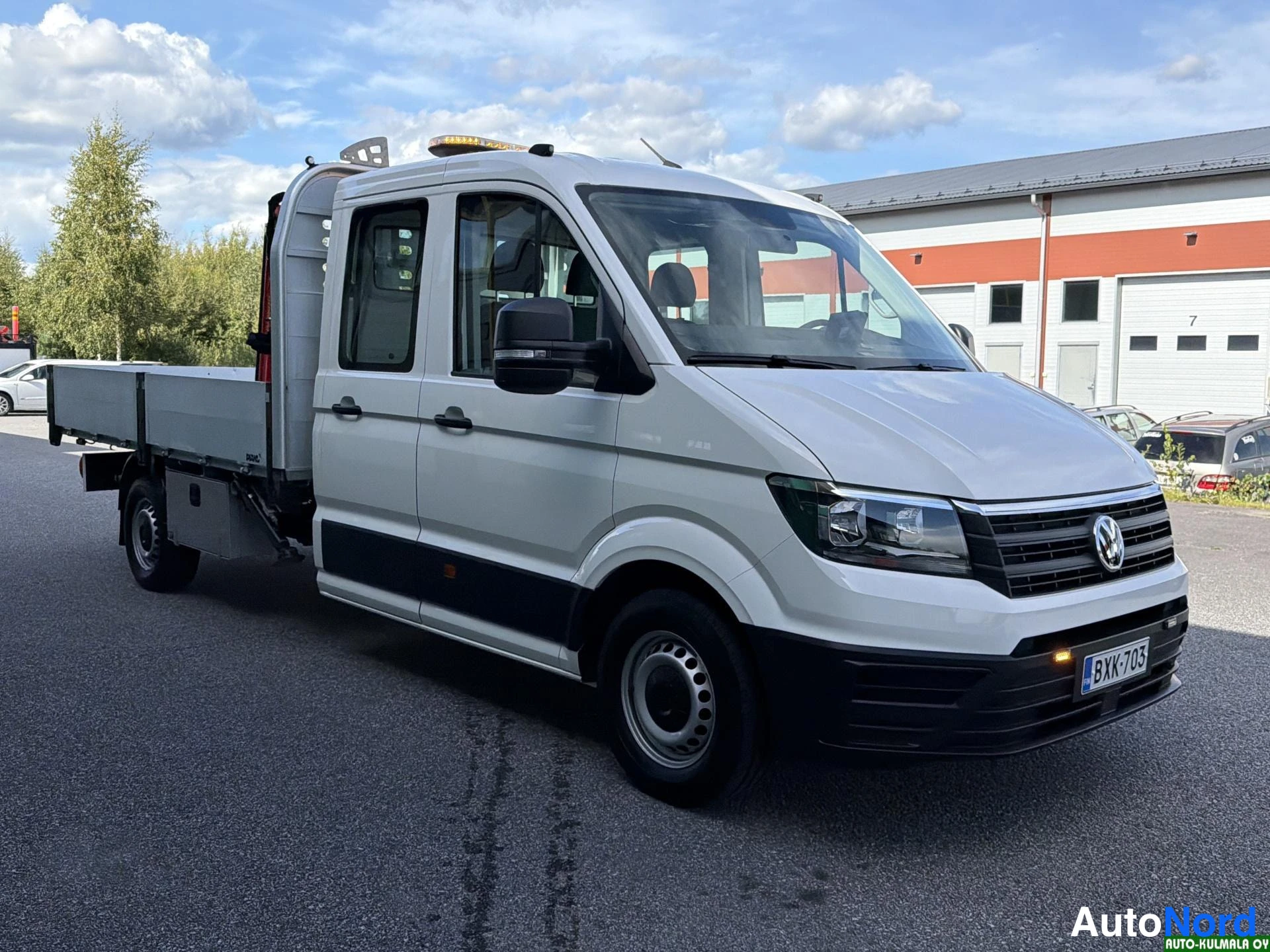 Valkoinen Volkswagen Crafter 2019, etuviisto, keula oikealle, kuva 5